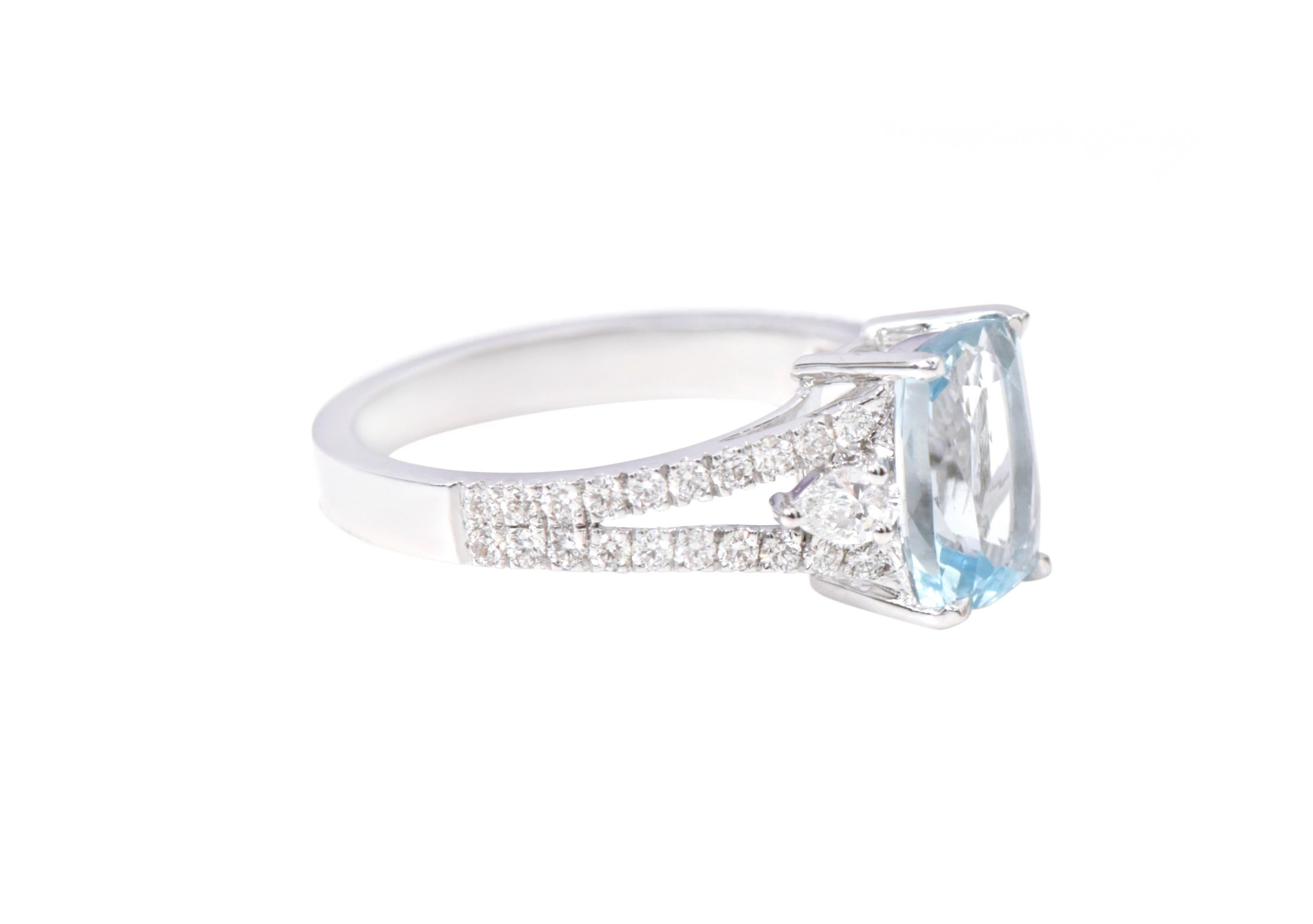 18 Karat White Gold 1.87 Carat Cushion-Cut Aquamarine and Diamond Eternity Ring In New Condition For Sale In Jaipur, IN