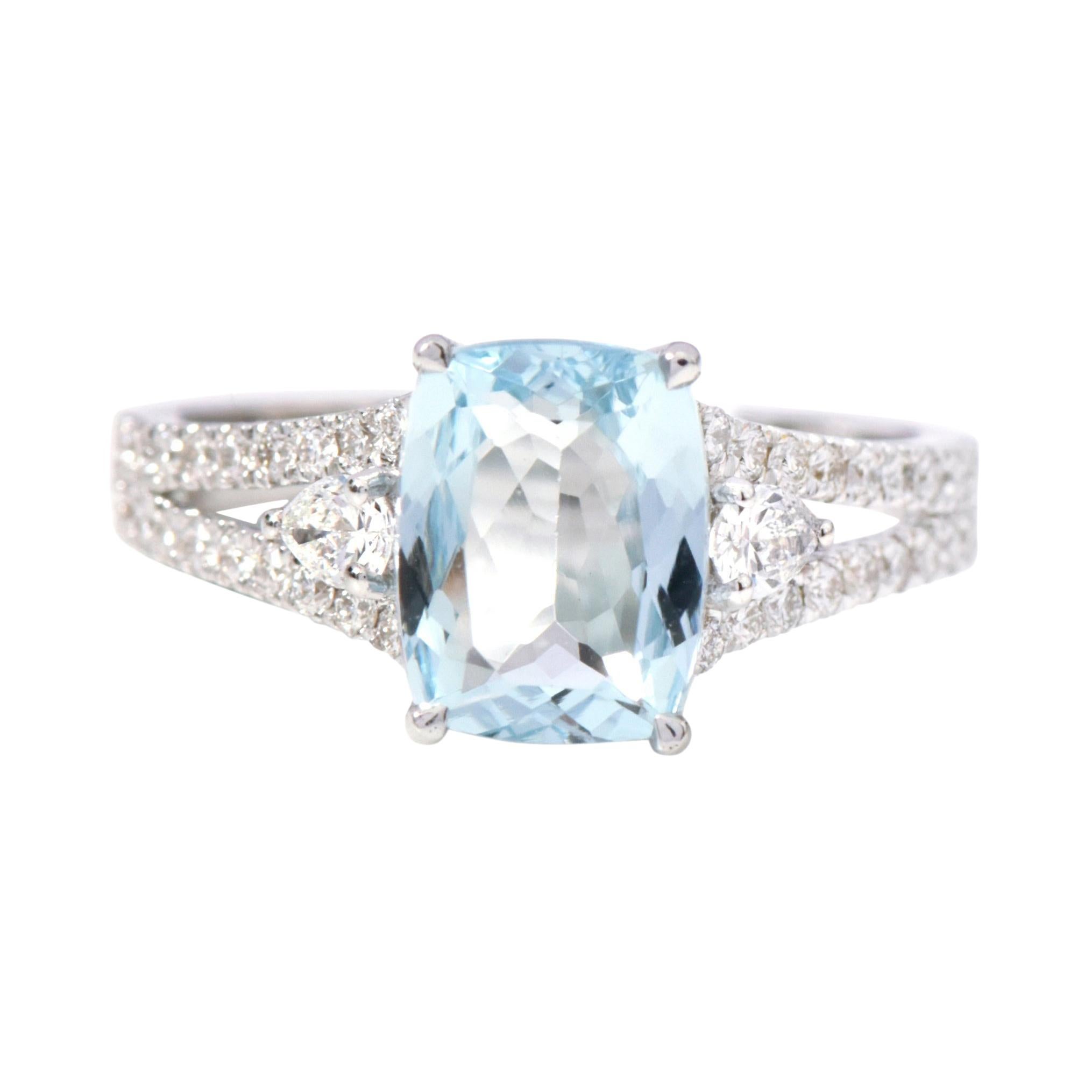 Bague d'éternité en or blanc 18 carats avec aigue-marine taille coussin de 1,87 carat et diamants