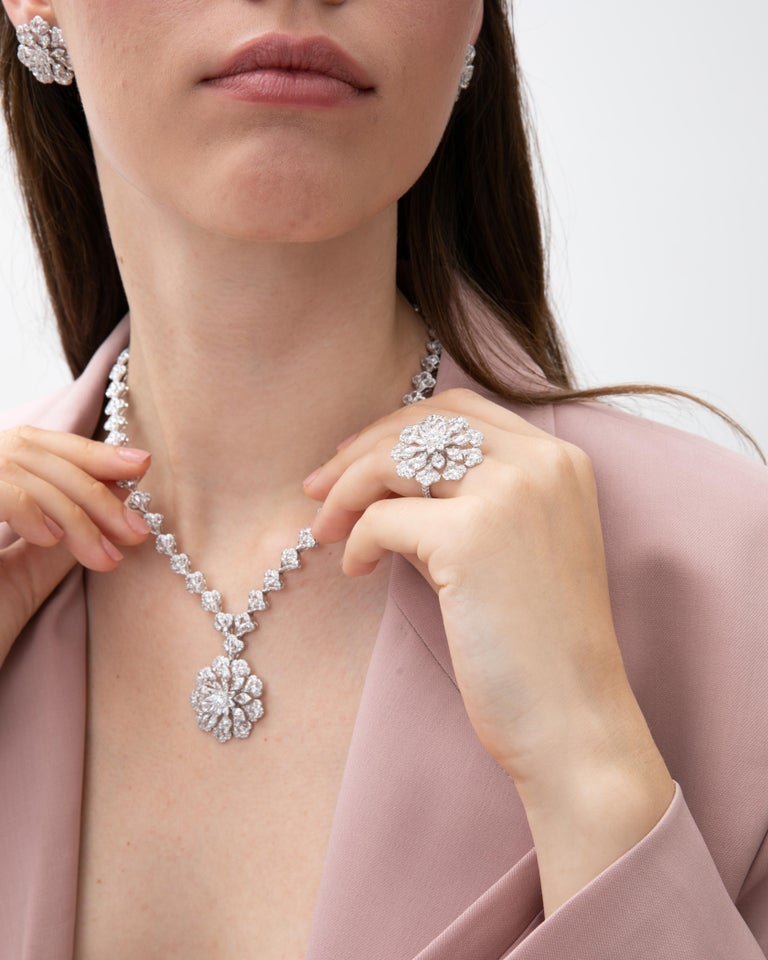Women's or Men's 18 Karat White Gold 18.86ct Rose Cut Diamond Contemporary Statement Necklace For Sale