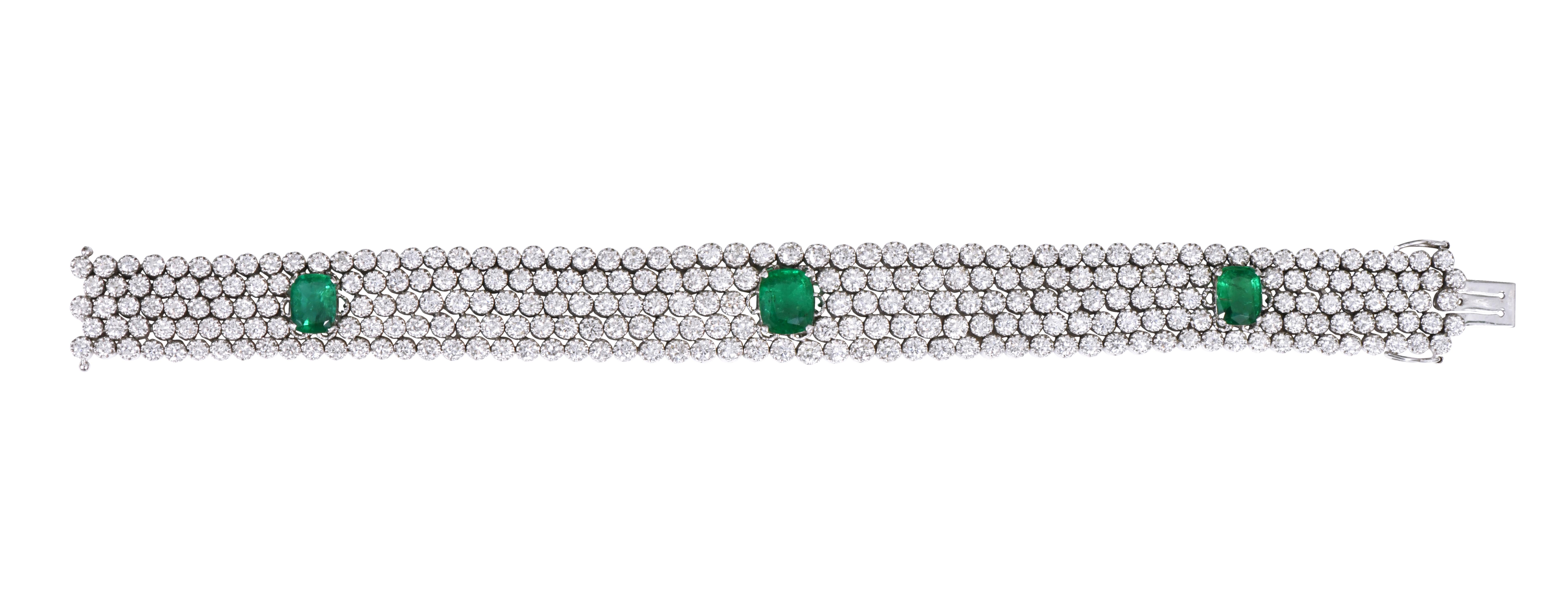Brilliant Cut 18 Karat White Gold 19.13 Carat Diamond and Emerald Contemporary Bracelet For Sale