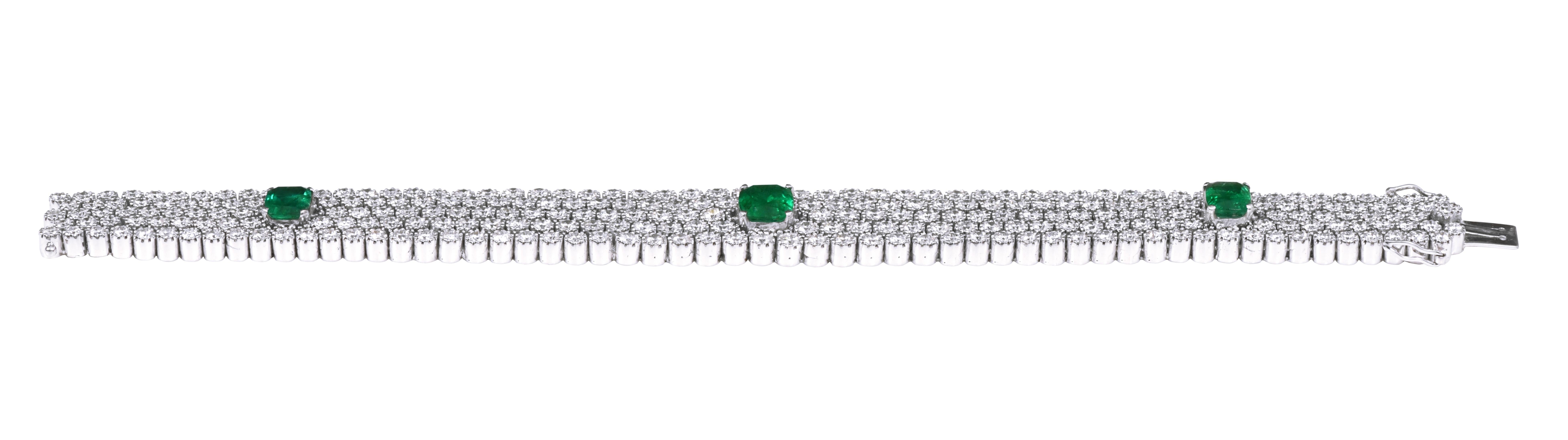 18 Karat White Gold 19.13 Carat Diamond and Emerald Contemporary Bracelet In New Condition For Sale In Jaipur, IN