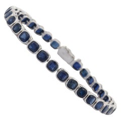 18 Karat Weißgold 19.15 Karat Dunkelblaues Saphir-Tennisarmband