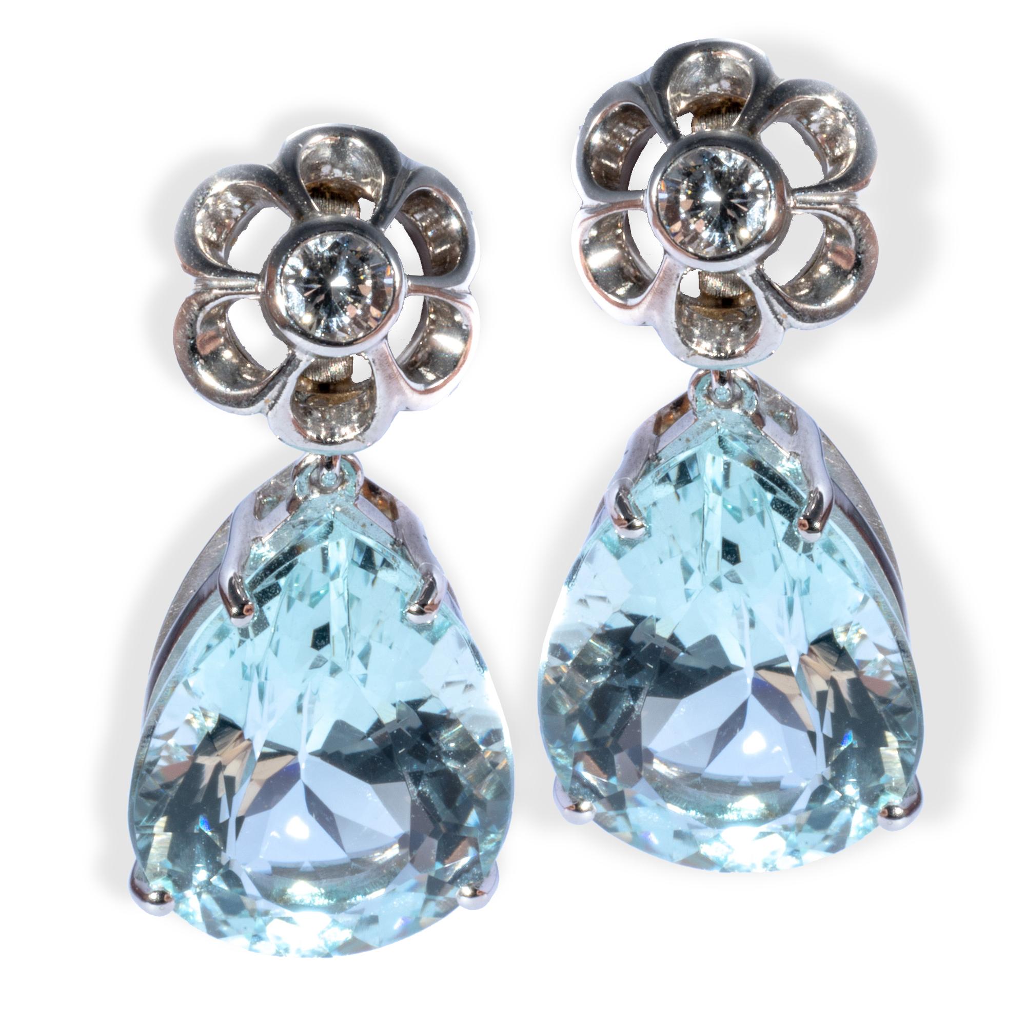 Handmade 18 karats white gold earrings with 2 aquamarines 19.49 carats and 2 diamonds 0.40 carats set in a retrò look flower. Made for a gala night or a cocktail party.
