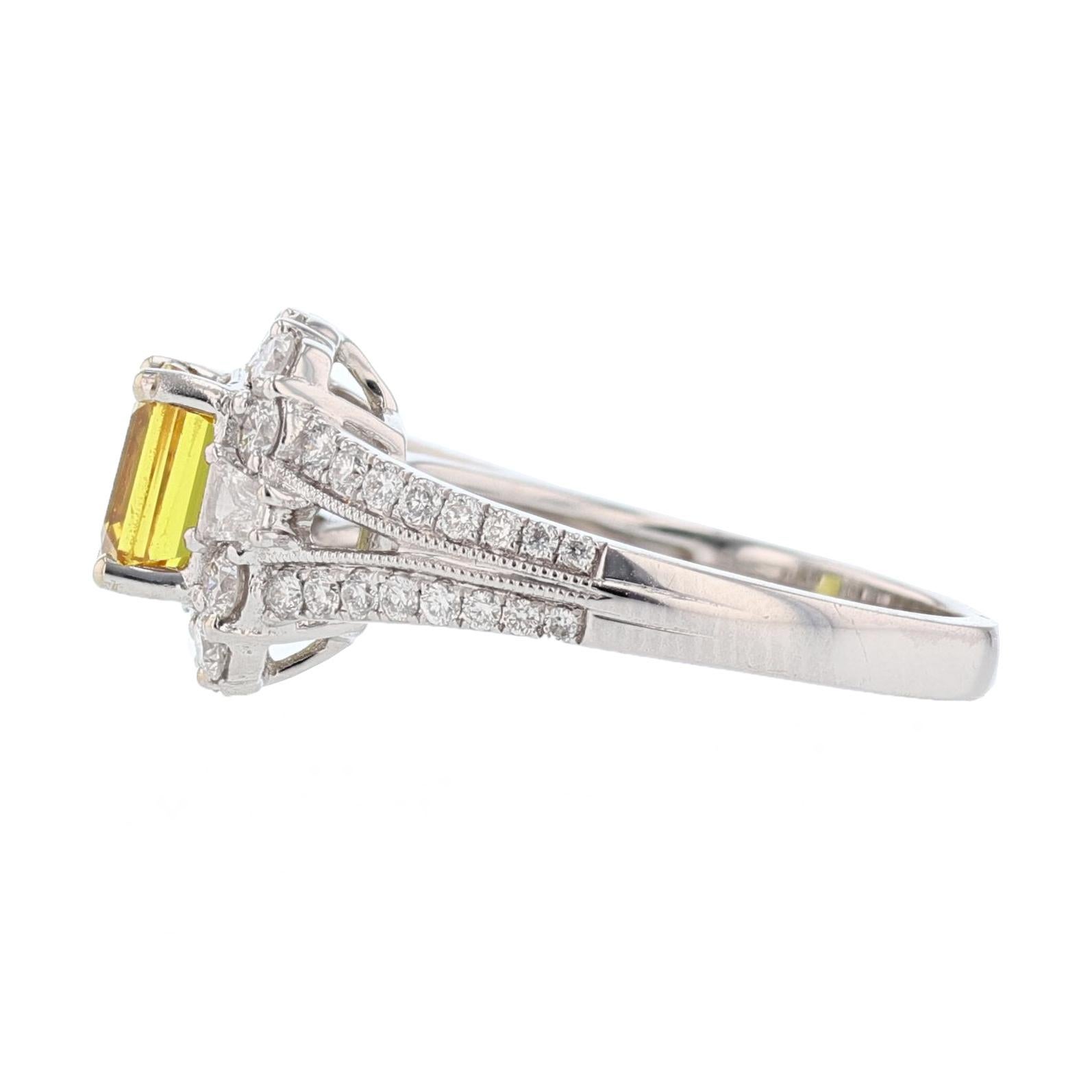 Contemporain Bague en or blanc 18 carats avec diamants et saphir jaune taille émeraude de 1,95 carat en vente