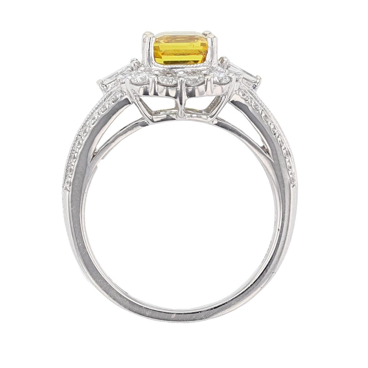 Taille émeraude Bague en or blanc 18 carats avec diamants et saphir jaune taille émeraude de 1,95 carat en vente
