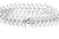 18 Karat White Gold 20.2 Carat Solitaire Diamond Cocktail Modern Tennis Bracelet