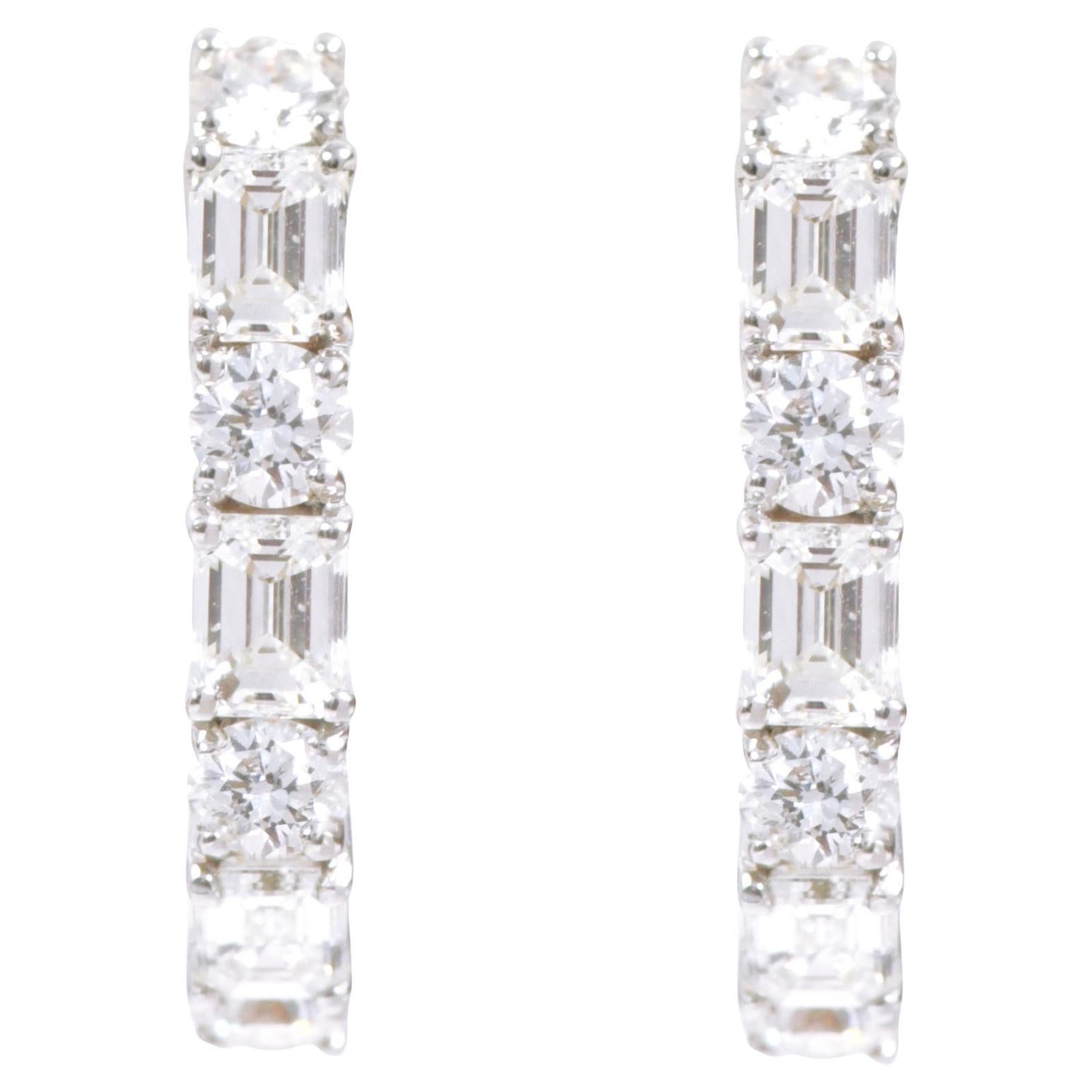 18 Karat White Gold 2.05 Carat Diamond Solitaire Hoops

This magnificent solitaire diamond half open hoop is terrific. The solitaire emerald cut and round diamond alternating one after the other form the half-open hoop that shows the diamond