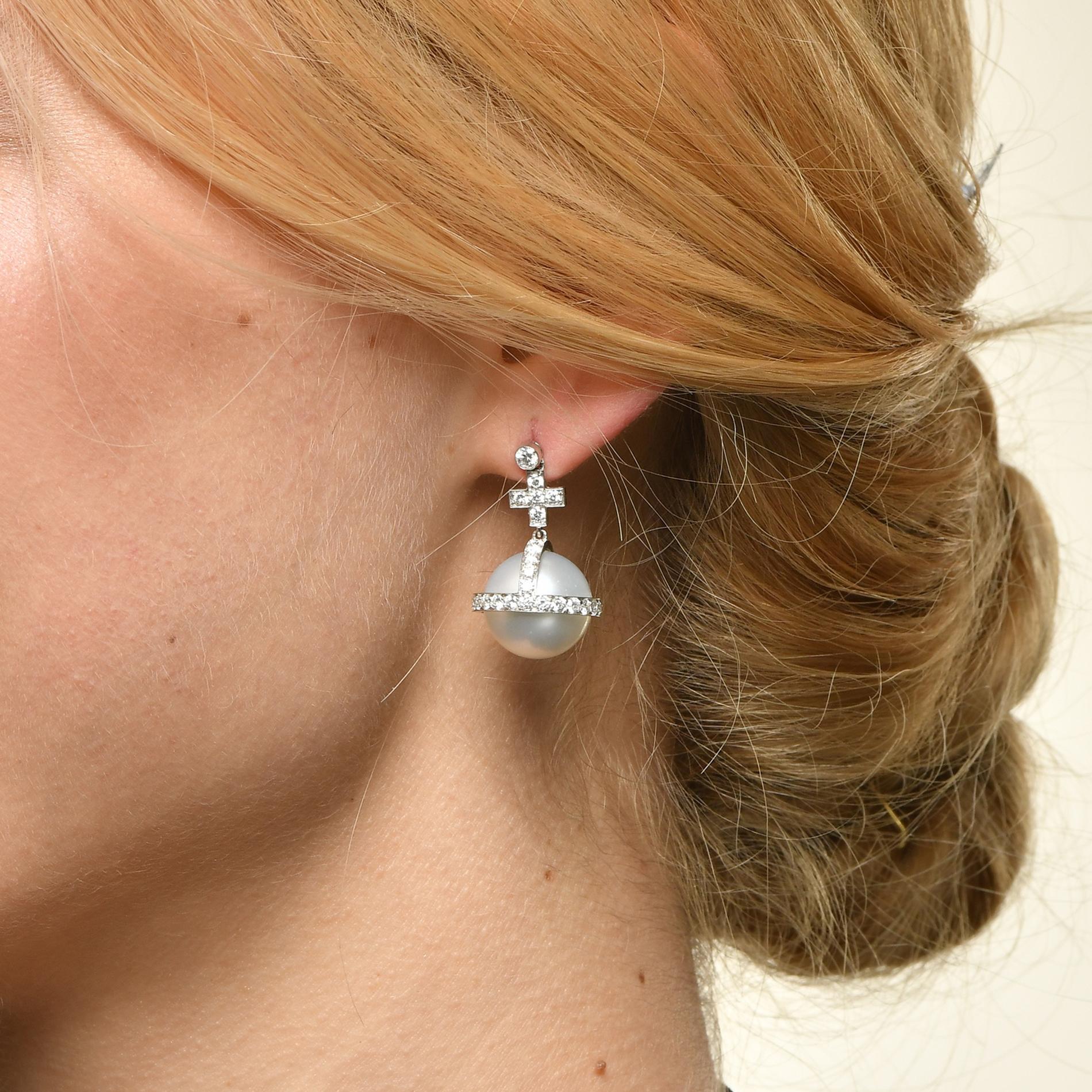Contemporain Boucles d'oreilles sceptre en sybarite en or blanc avec diamants blancs et perles des mers du Sud en vente
