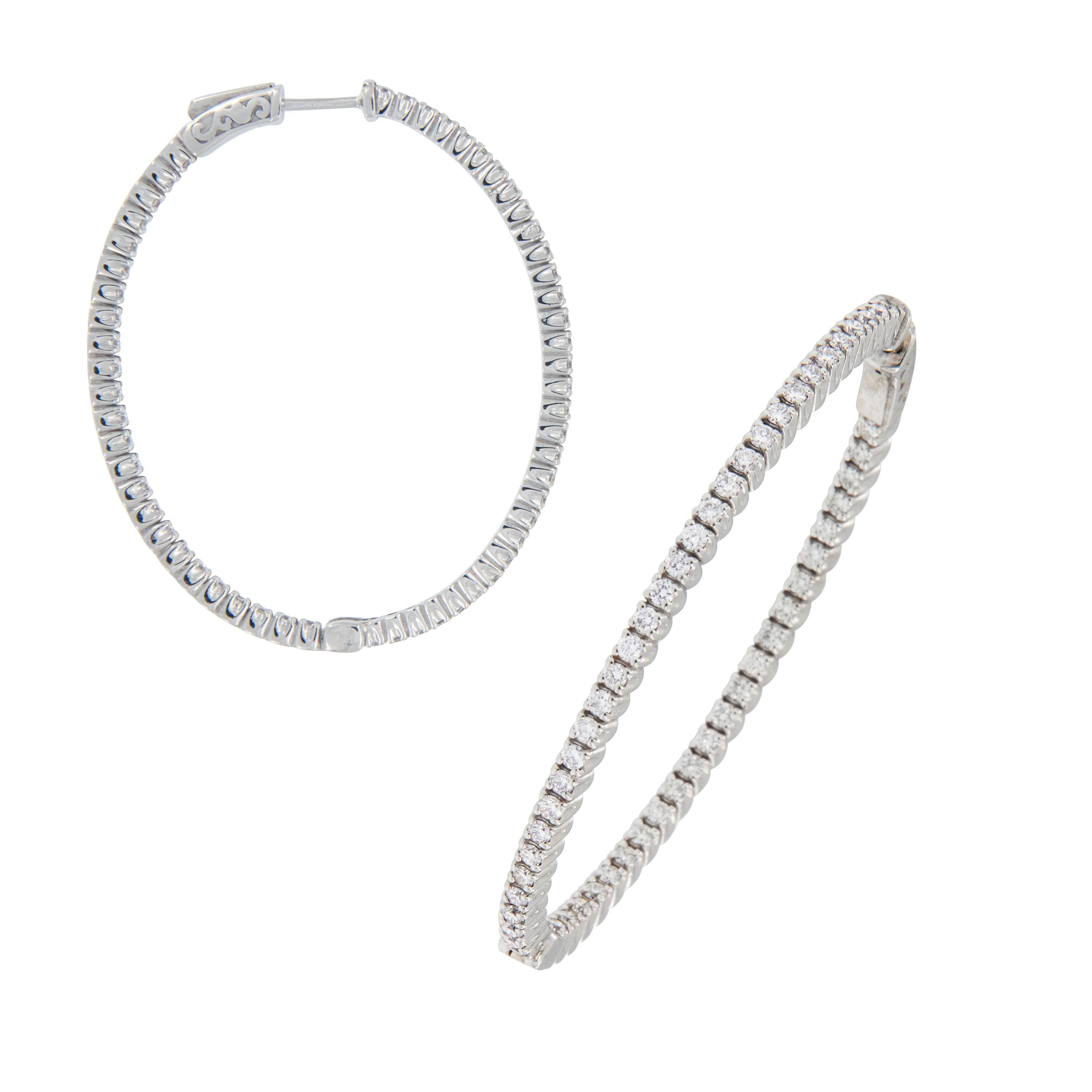 Perché essere come tutti gli altri quando puoi distinguerti con questi splendidi orecchini Grande'? I cerchi in oro bianco 18 carati con diamanti interni/esterni e 2,07 Cttw VS, F-G sono l'accessorio perfetto per qualsiasi outfit! Gli orecchini sono