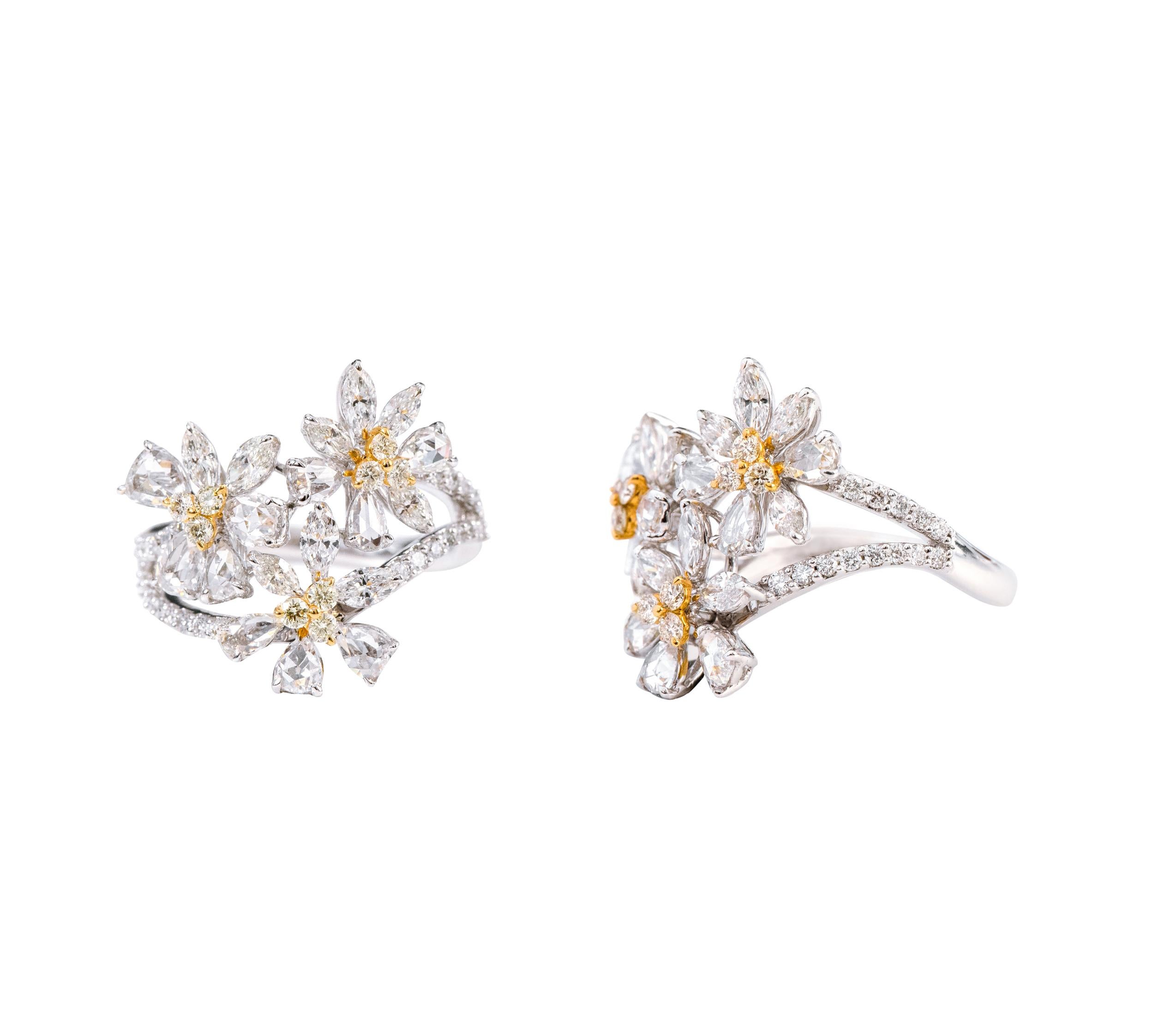 Taille Marquise Bague à fleurs fantaisie en or blanc 18 carats avec diamants de 2,08 carats en vente