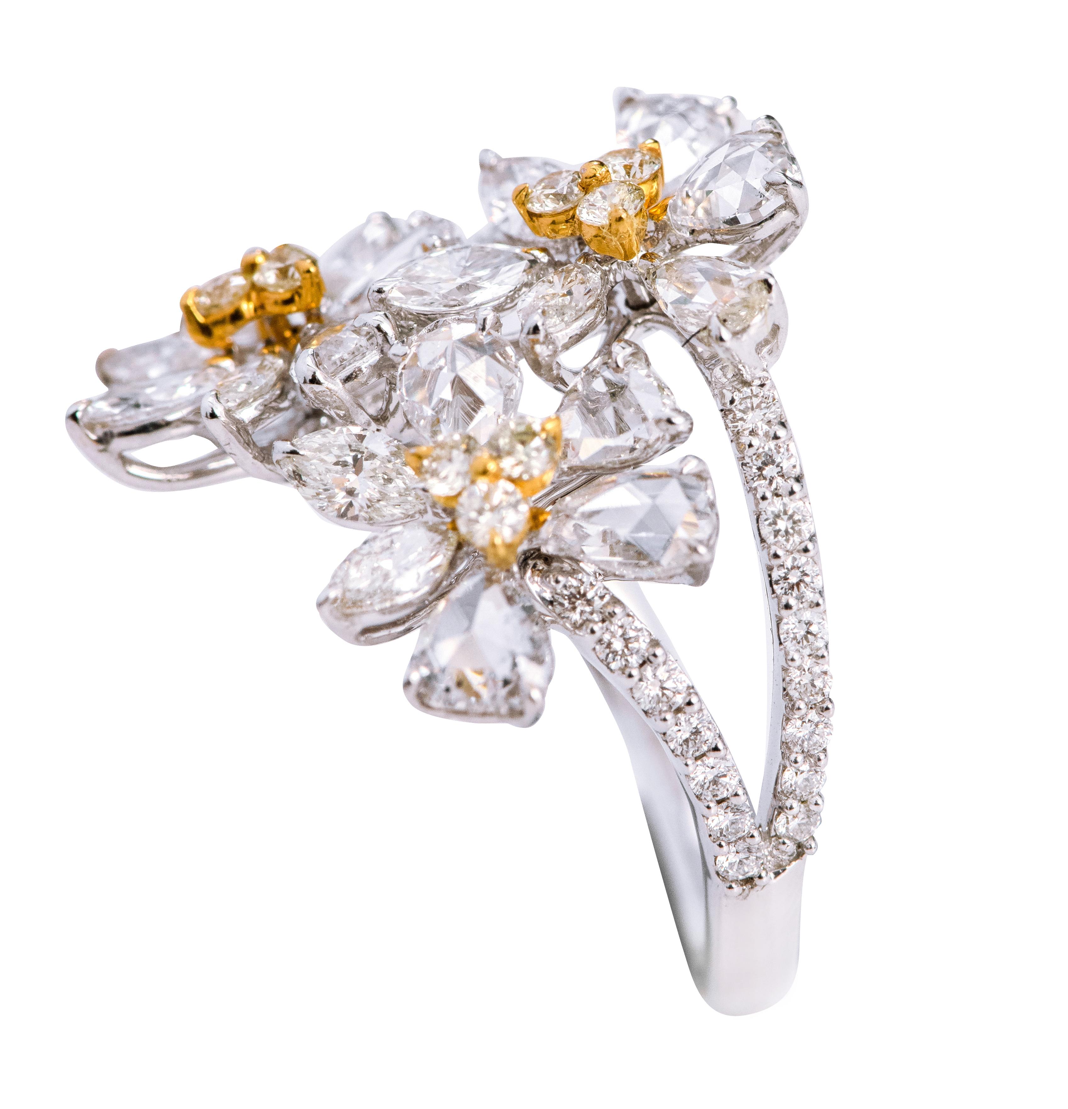 Bague à fleurs fantaisie en or blanc 18 carats avec diamants de 2,08 carats Pour femmes en vente