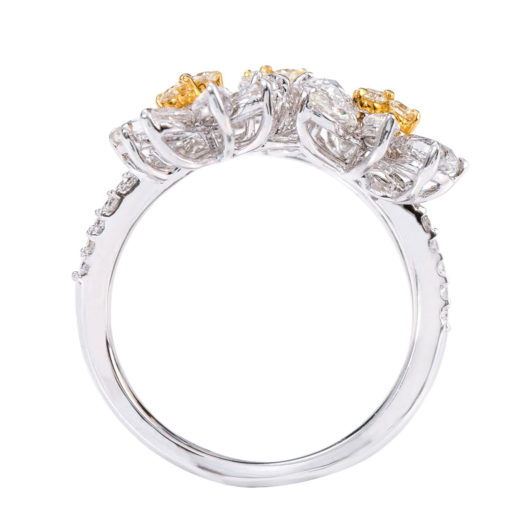 Bague à fleurs fantaisie en or blanc 18 carats avec diamants de 2,08 carats en vente 1