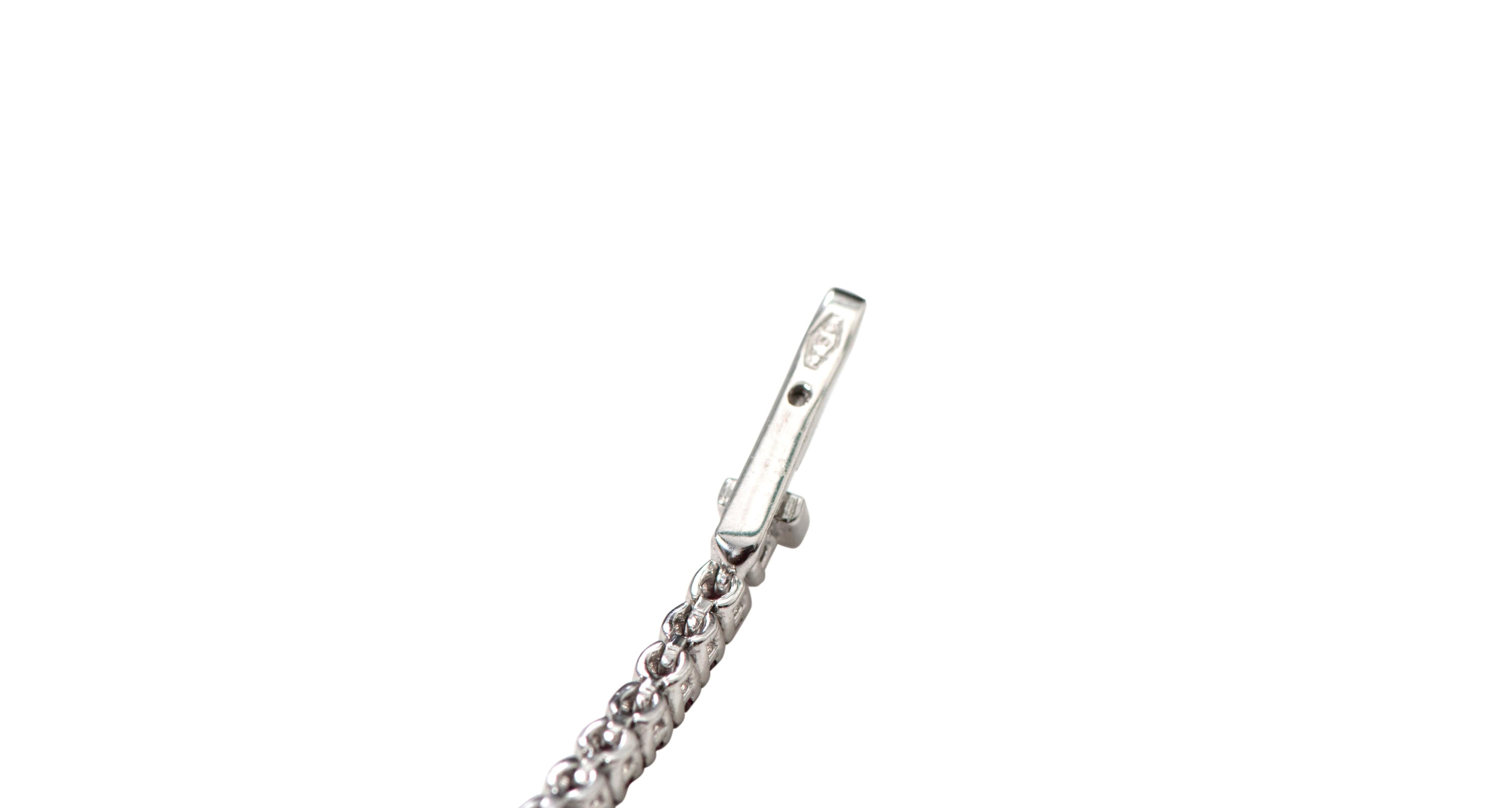 18 Karat White Gold 2.10 Carat Round-Cut Sapphire Tennis Bracelet For Sale 1