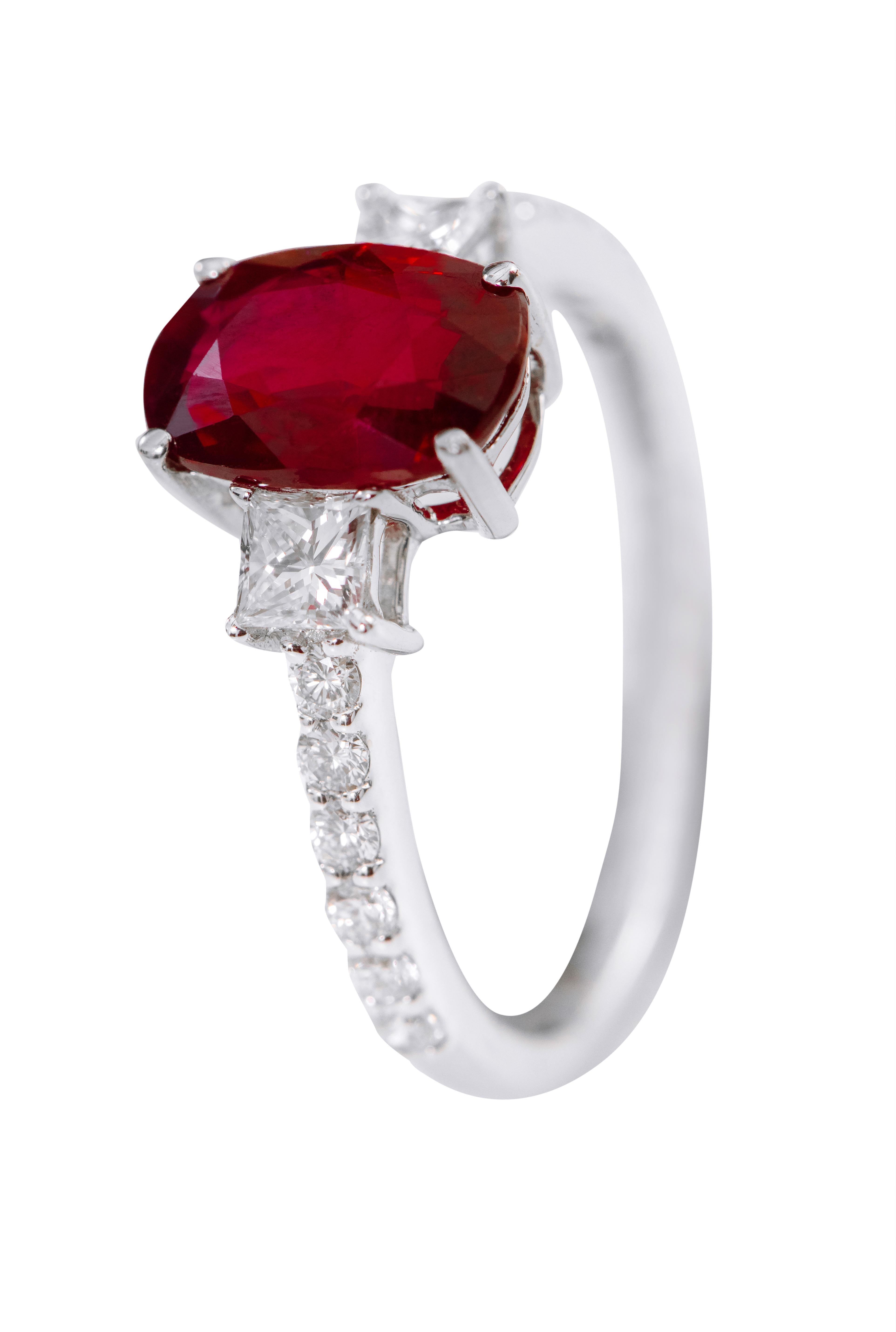 18 Karat White Gold 2.14 Carat Oval-Cut Ruby and Diamond Three-Stone Ring In New Condition For Sale In Jaipur, IN
