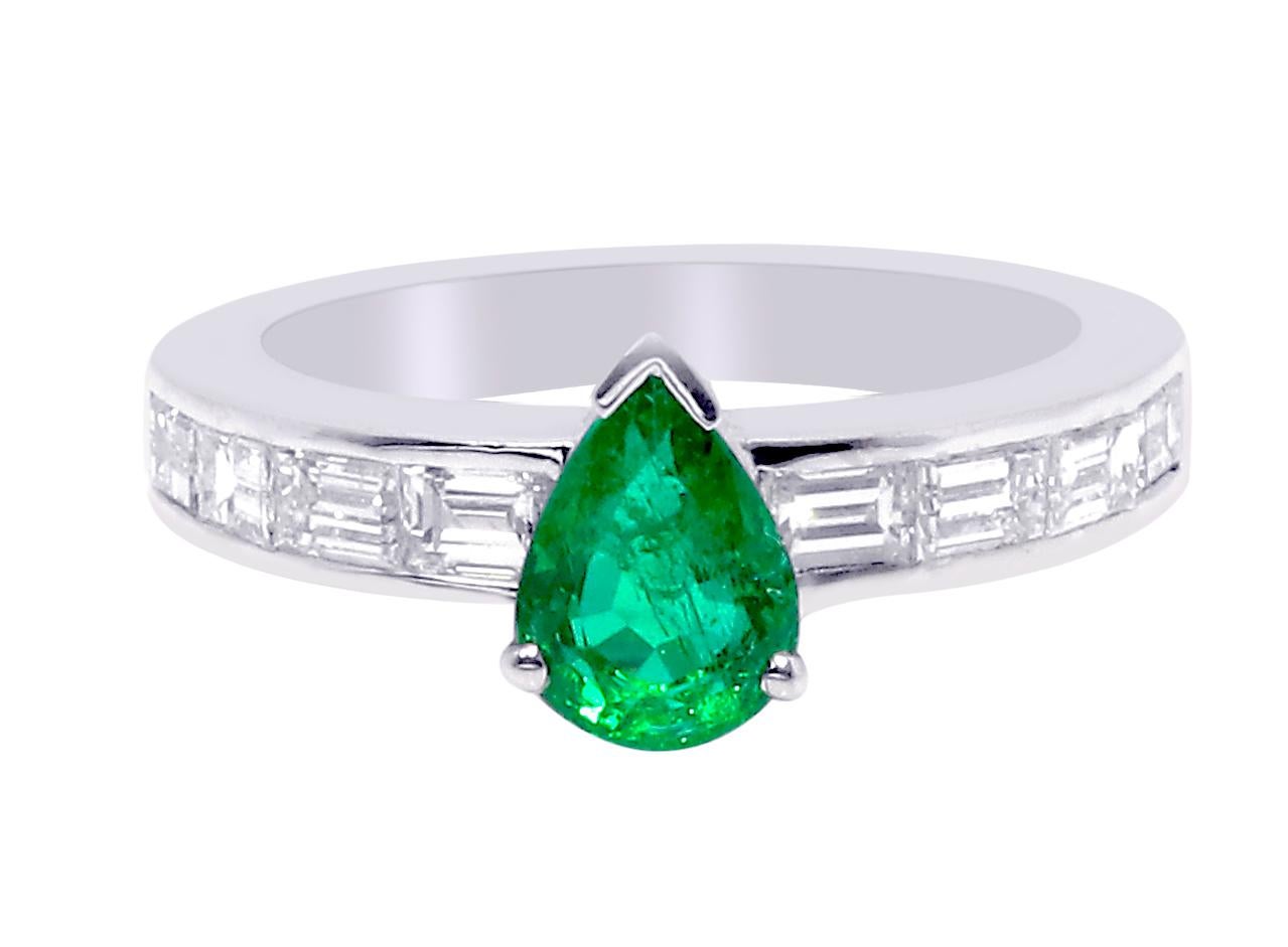 18 Karat White Gold 2.19 Carat Natural Emerald and Diamond Solitaire Band Ring In New Condition For Sale In Jaipur, IN