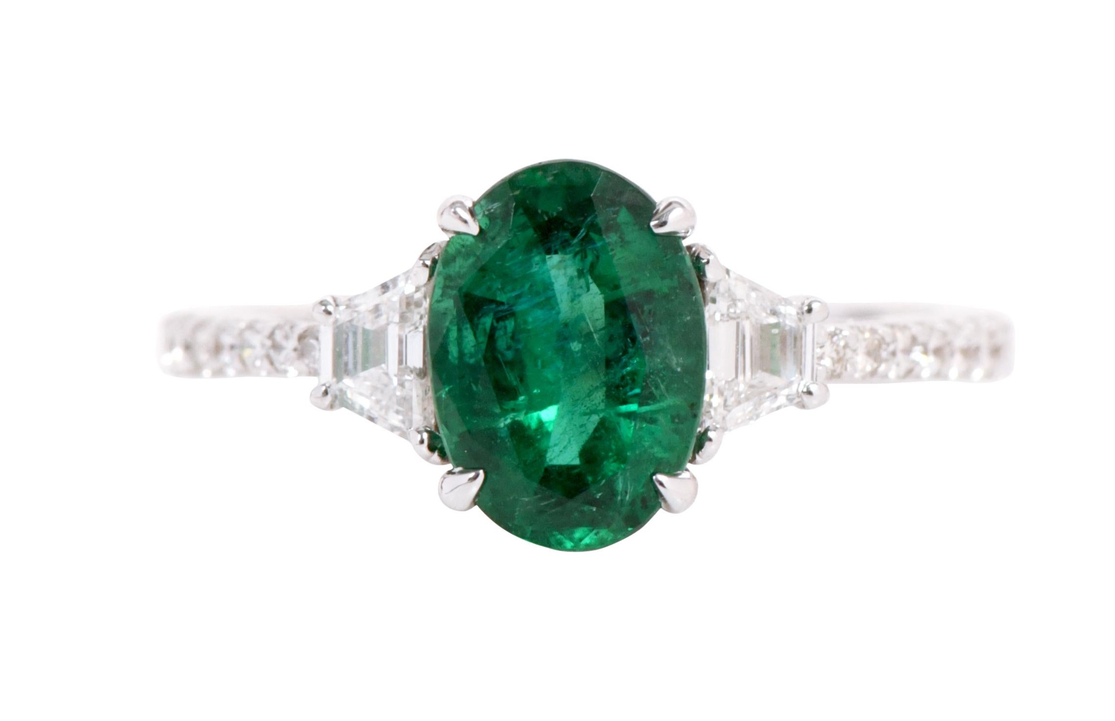 18 Karat White Gold 2.20 Carat Natural Emerald and Diamond Ring In New Condition For Sale In Jaipur, IN