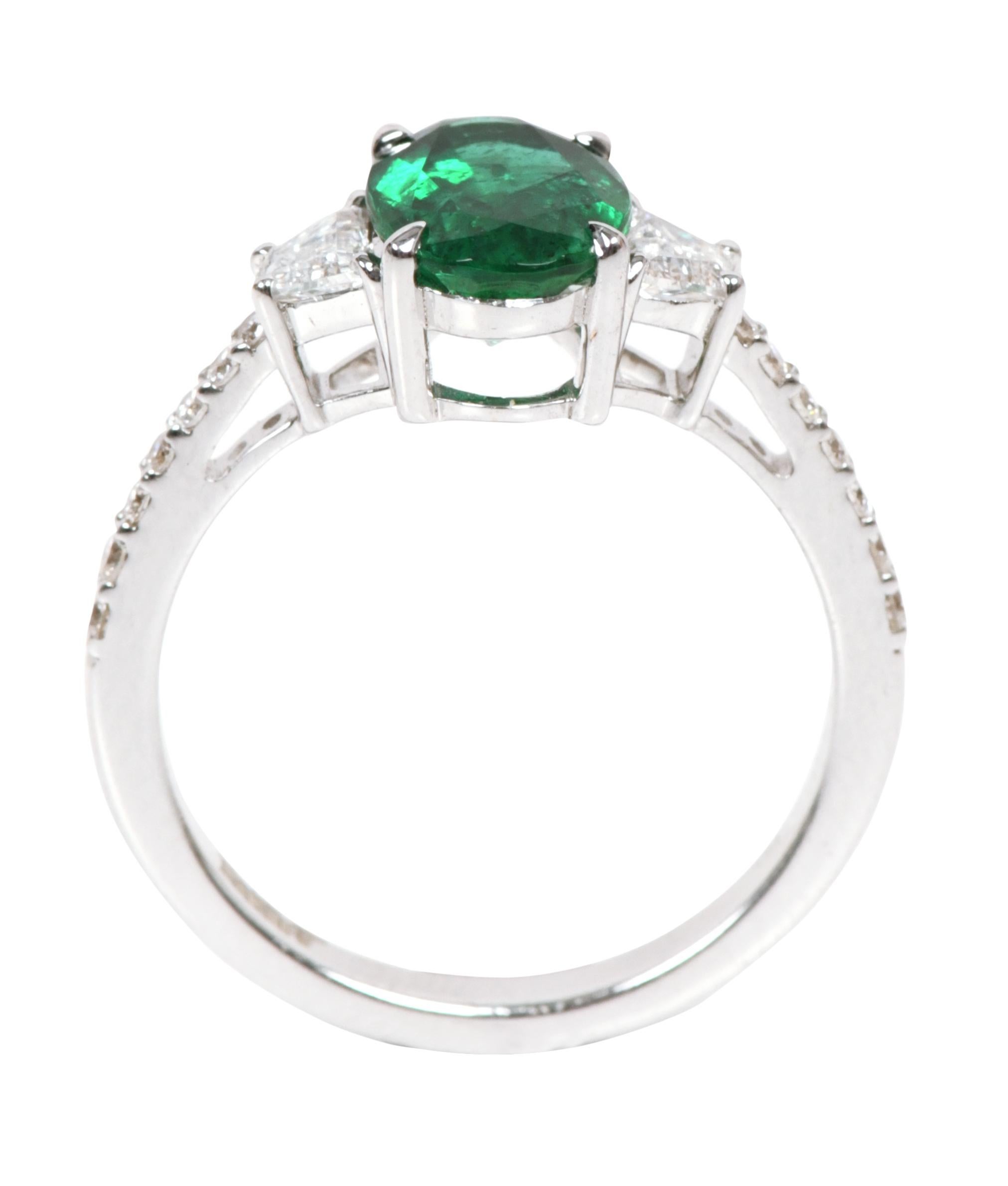 Women's 18 Karat White Gold 2.20 Carat Natural Emerald and Diamond Ring For Sale