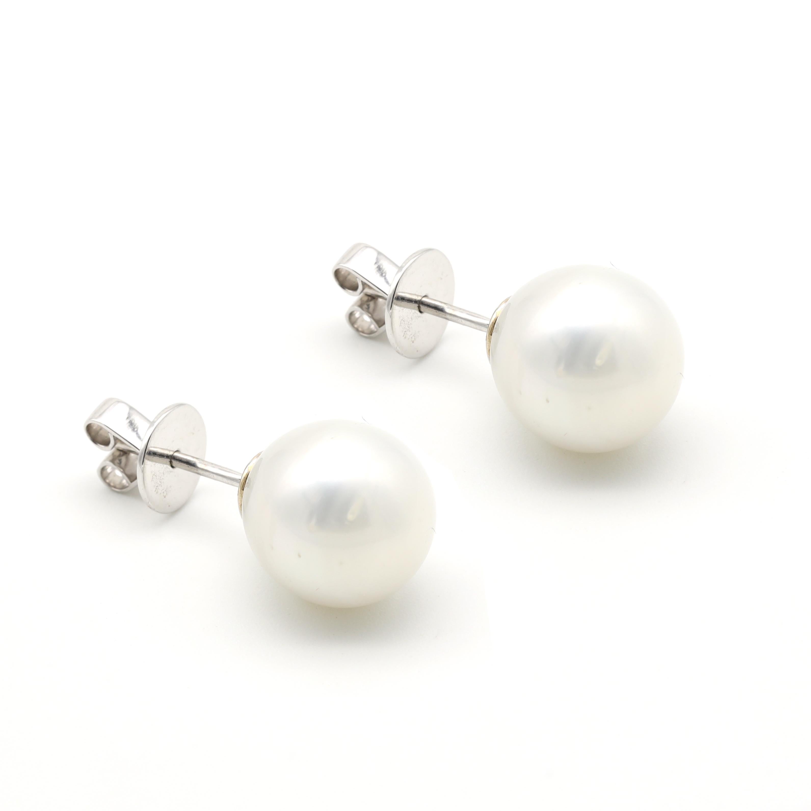 Boucles d'oreilles en or blanc 18 carats, 22,46 carats, perles des mers du Sud de couleur naturelle blanc cassé 

Ce clou d'oreille classique en perle ordinaire est magnifique lorsqu'il est porté. La fantastique perle de mer du Sud naturelle blanc