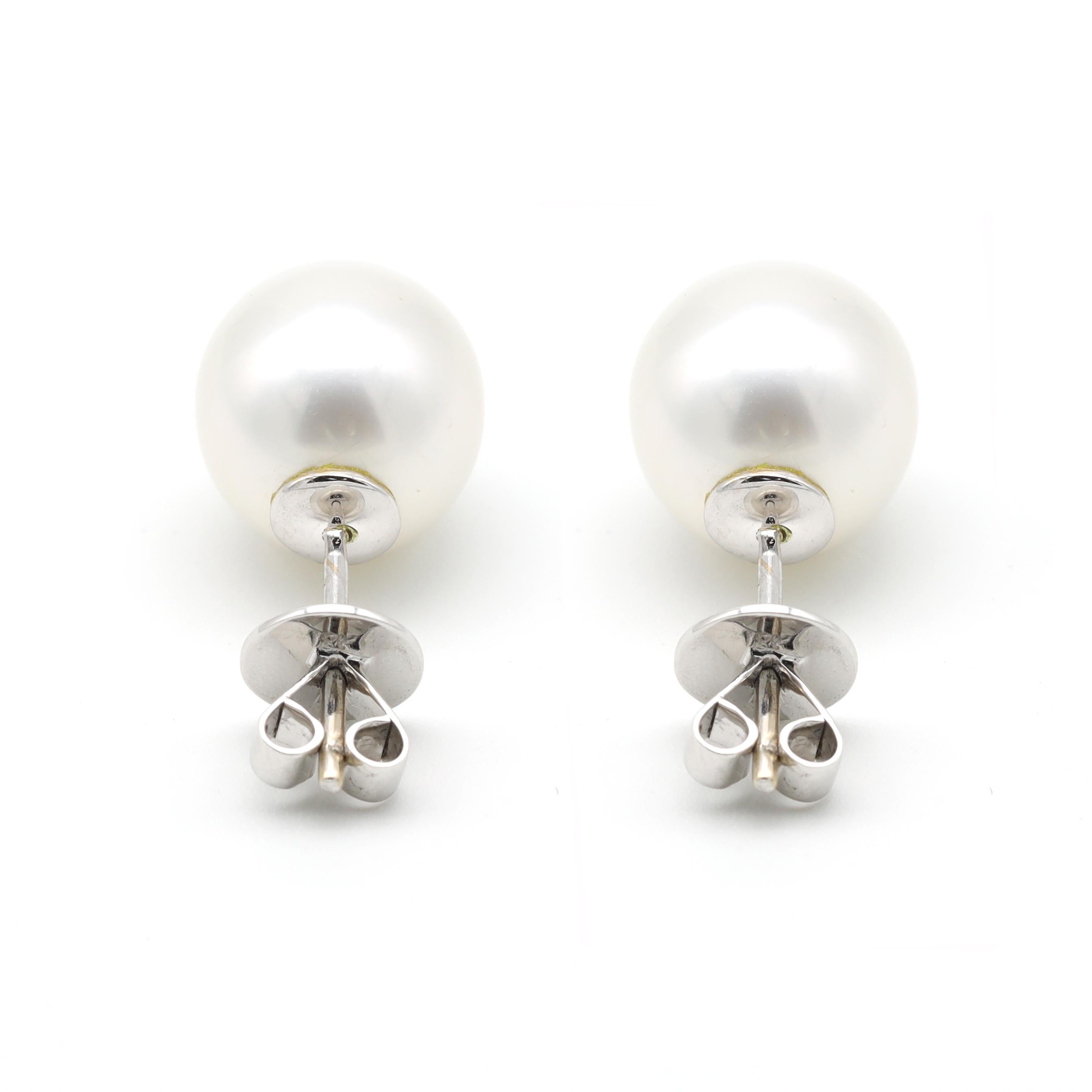 Taglio rotondo Orecchini con perle dei mari del sud in oro bianco 18 carati 22,46 carati naturali Off-White in vendita