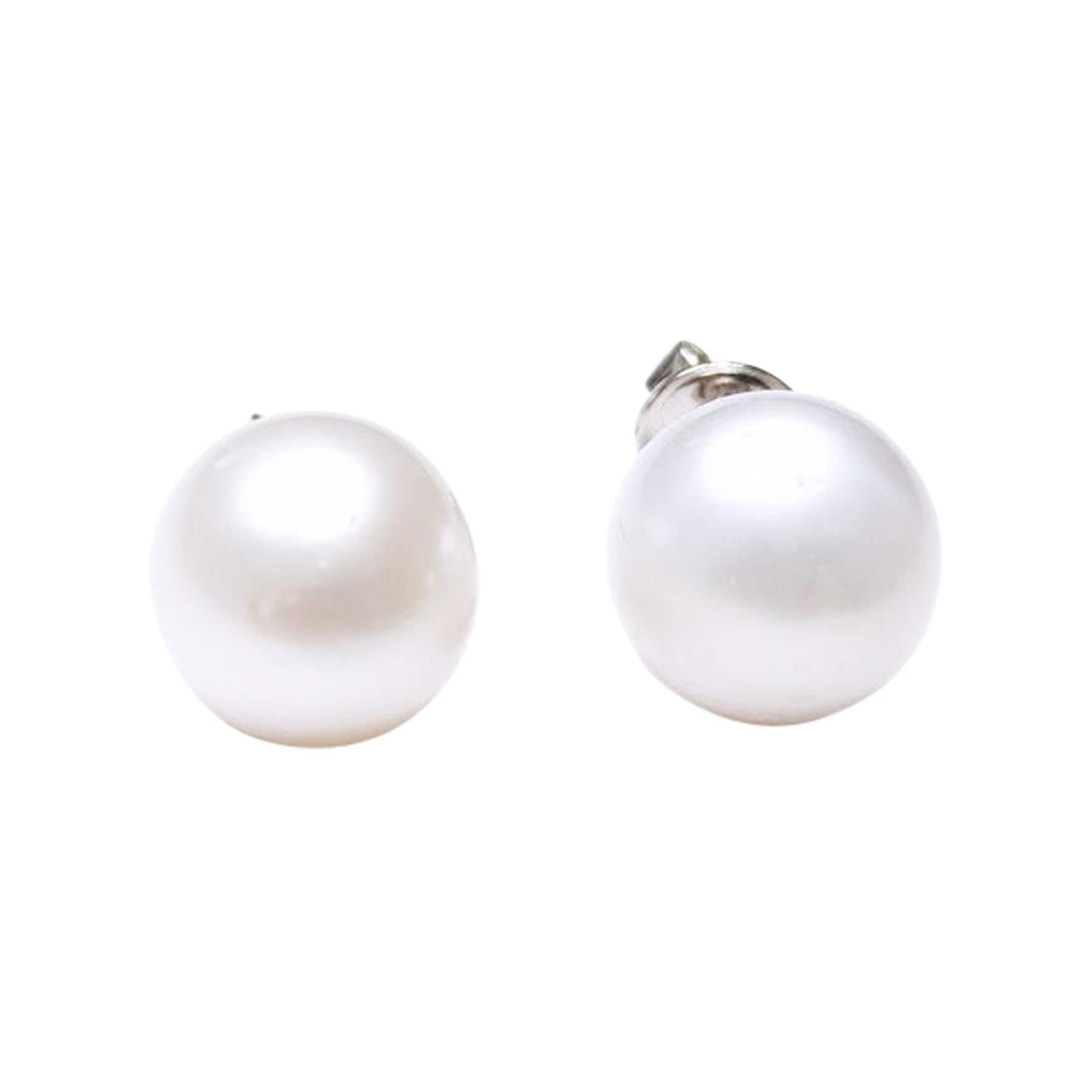 18 Karat White Gold 22.46 Carat Natural Off-White South Sea Pearl Stud Earrings For Sale