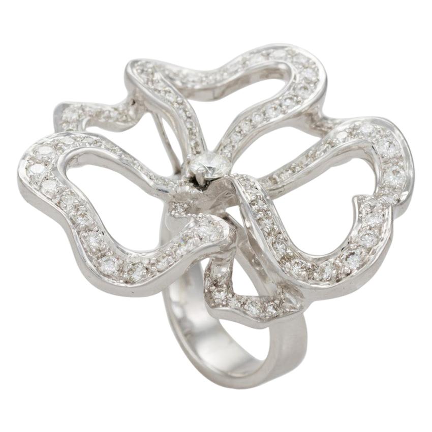 Ring aus 18 Karat Weißgold und Diamanten in freier Form
Wiegt 20 Gramm.
Es enthält 81 runde Brillanten 2,00 Karat in Pave-Stil-Fassungen montiert, die Mitte Diamant ist ein 4mm runden Brillanten 0,25 Karat VS Klarheit H-I Farbe,
Es misst 1,5 Zoll im