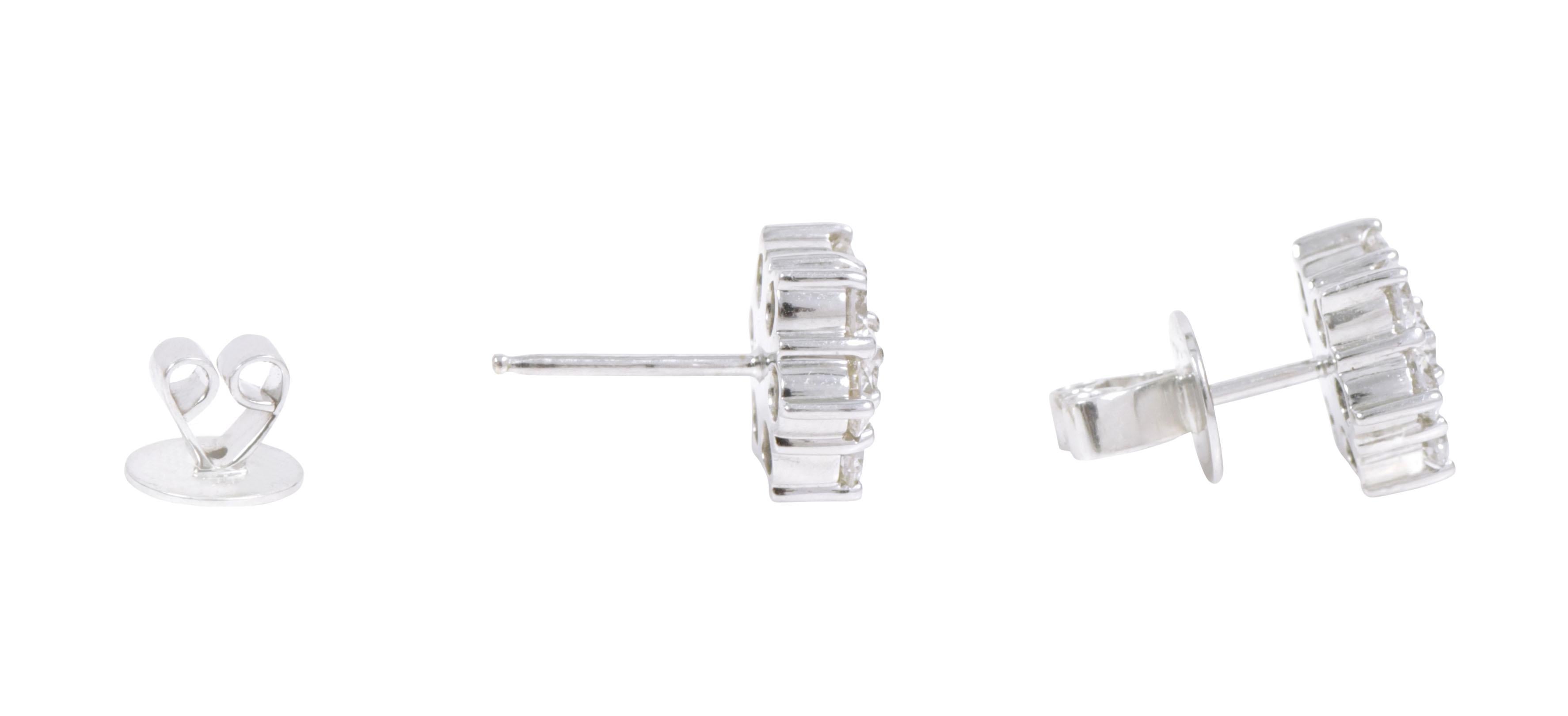 18 Karat White Gold 2.25 Carat Diamond Stud Earrings In New Condition For Sale In Jaipur, IN