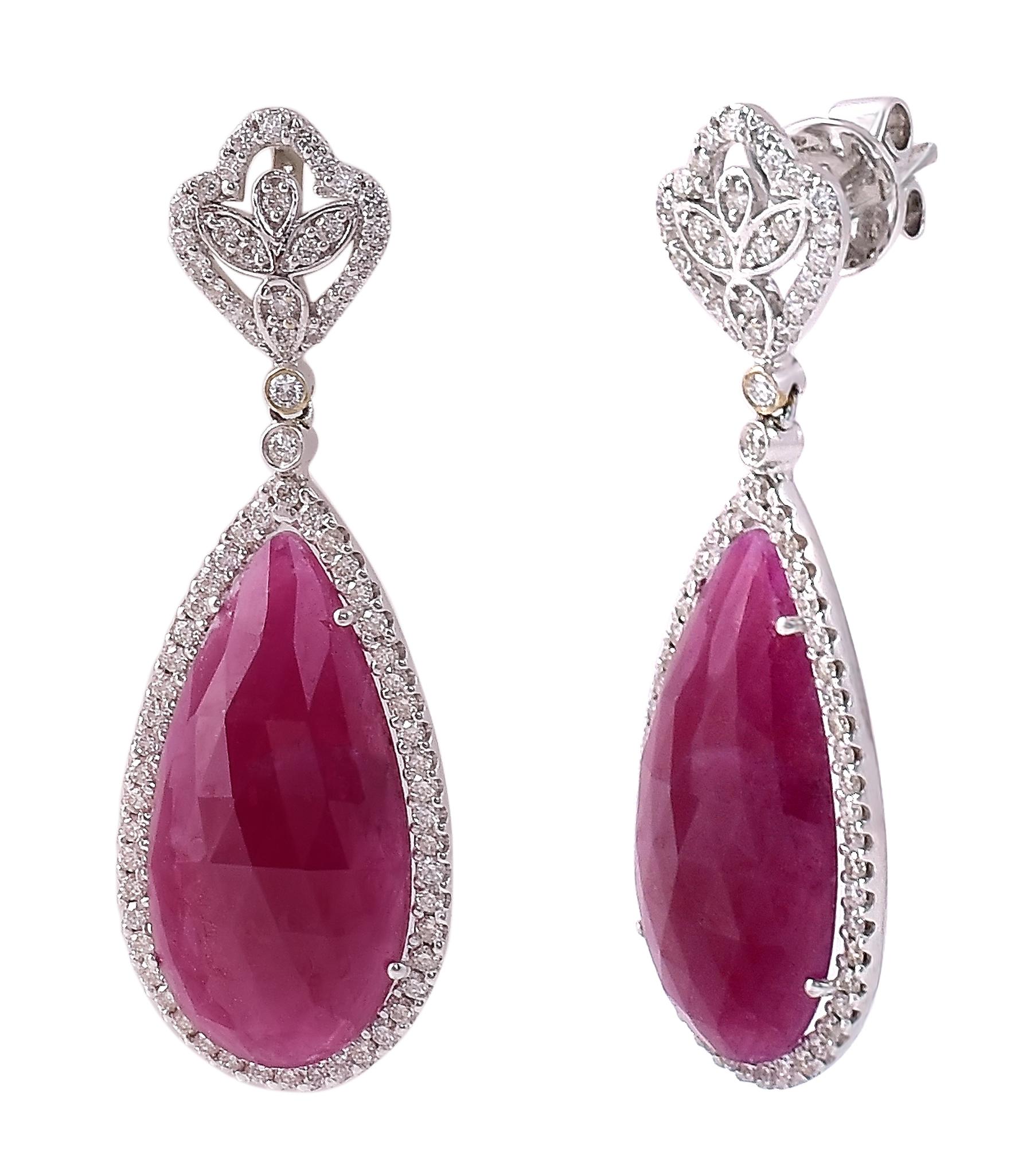 Orecchini a goccia in oro bianco 18 carati con rubino e diamante da 22,78 carati

Questo magnifico orecchino pendente a fetta lunga con rubino rosso merlot e diamanti è bellissimo. Il rubino solitario a forma di pera sfaccettato è circondato da un