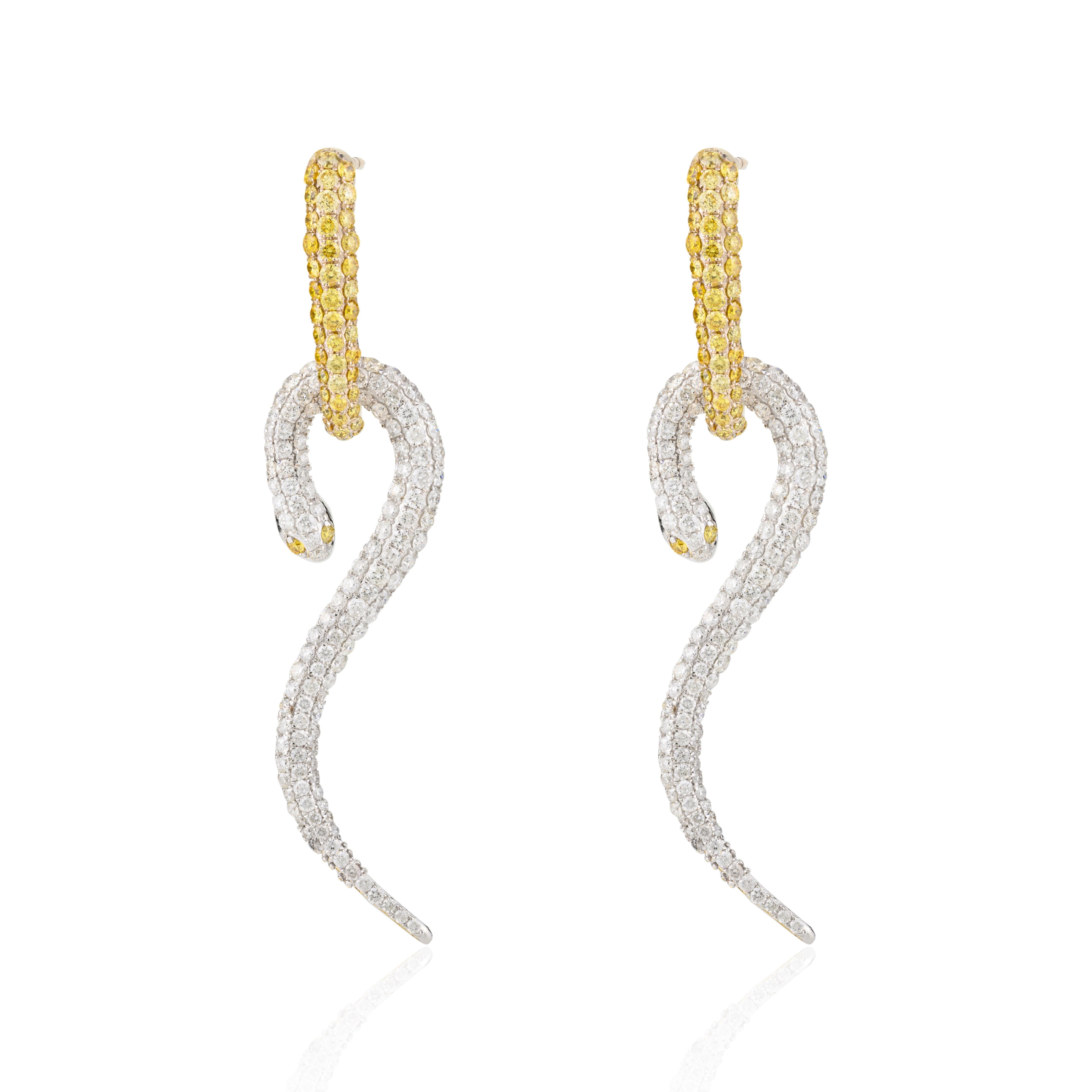 18 Karat White Gold 2.37 CTW Yellow White Diamond Snake Dangle Earrings In New Condition For Sale In New York, NY