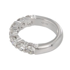 Oro blanco de 18 quilates, 2,38 quilates en total. Anillo con banda de diamantes