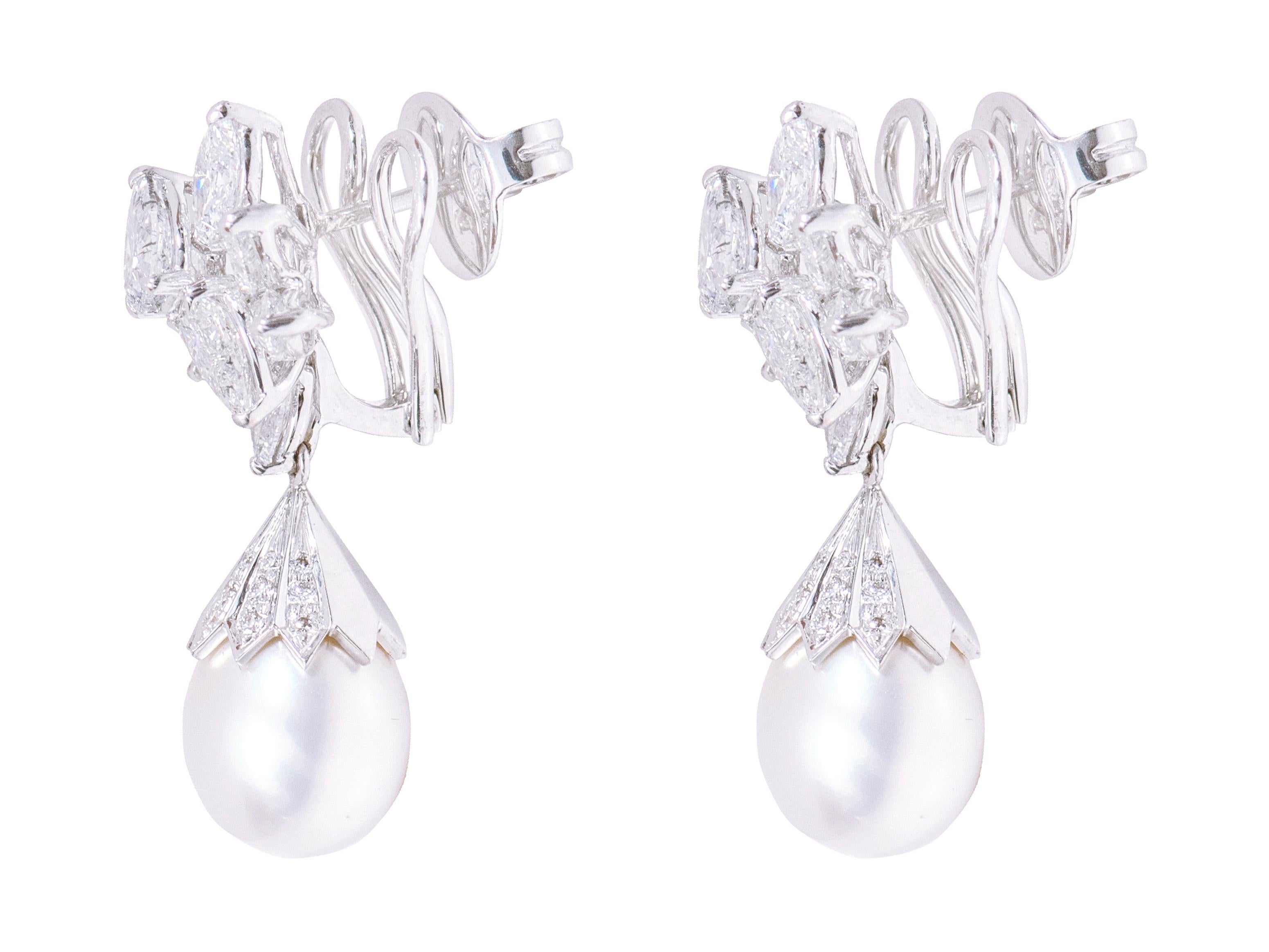 Modern 18 Karat White Gold 23.84 Carat Diamond and Pearl Modulation Drop Earrings For Sale