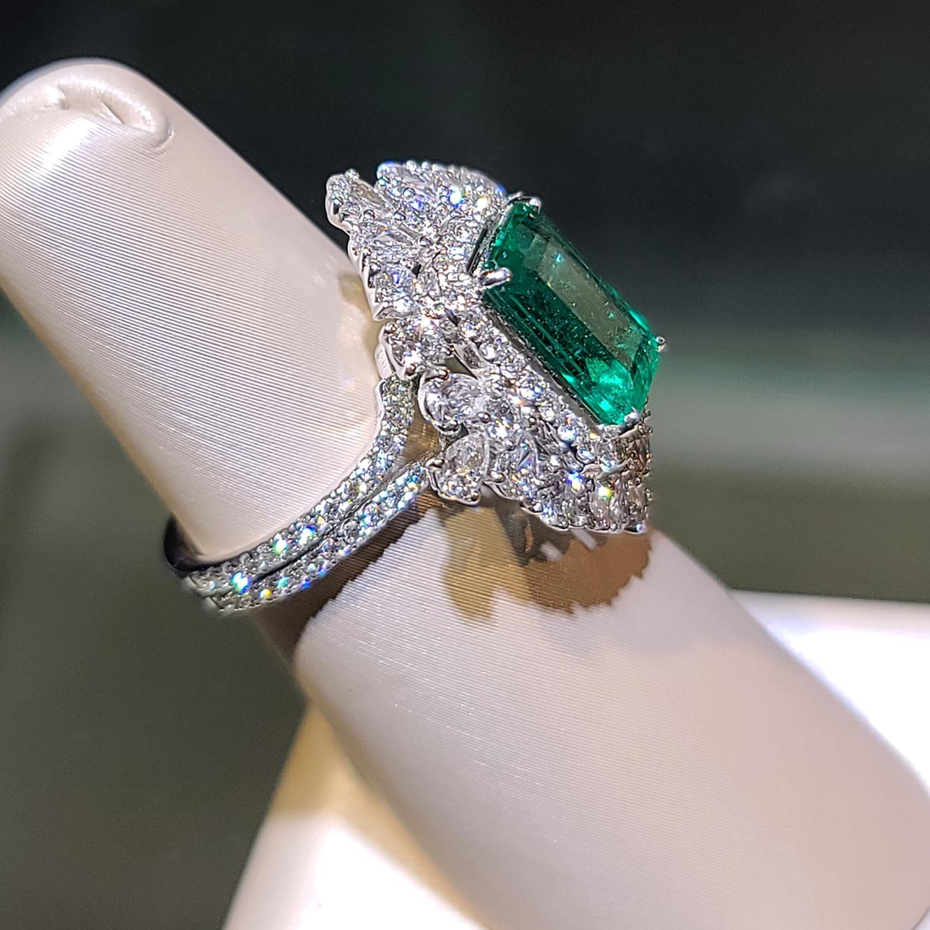 18 Karat Weißgold 2,44 Karat Sambia Smaragd Diamant-Cocktailring mit Strahlenschliff (Gemischter Schliff) im Angebot