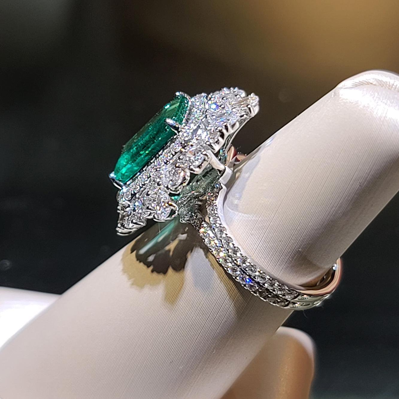 Bague cocktail en or blanc 18 carats avec émeraude de Zambie de 2,44 carats et diamants taille radiant Neuf - En vente à Central, HK