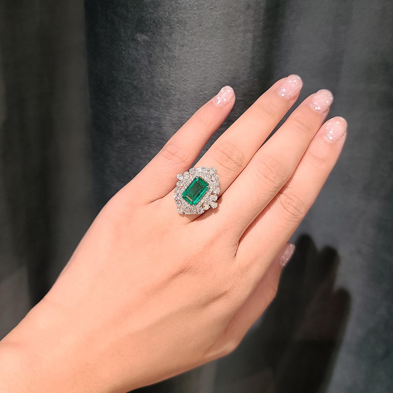 Modern 18 Karat White Gold 2.44 Carat Zambia Emerald Radiant Cut Diamond Cocktail Ring For Sale