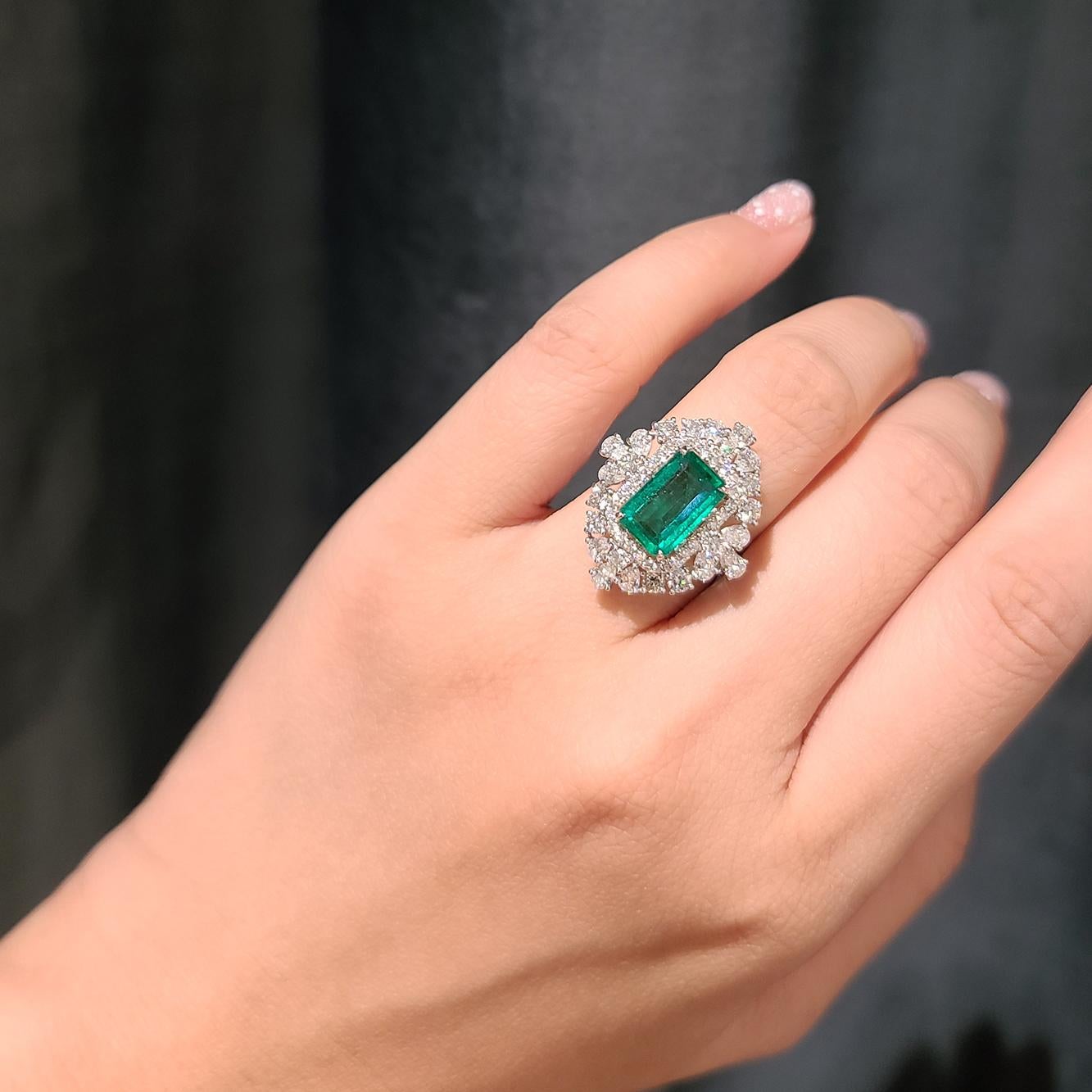 18 Karat Weißgold 2,44 Karat Sambia Smaragd Diamant-Cocktailring mit Strahlenschliff im Angebot 1
