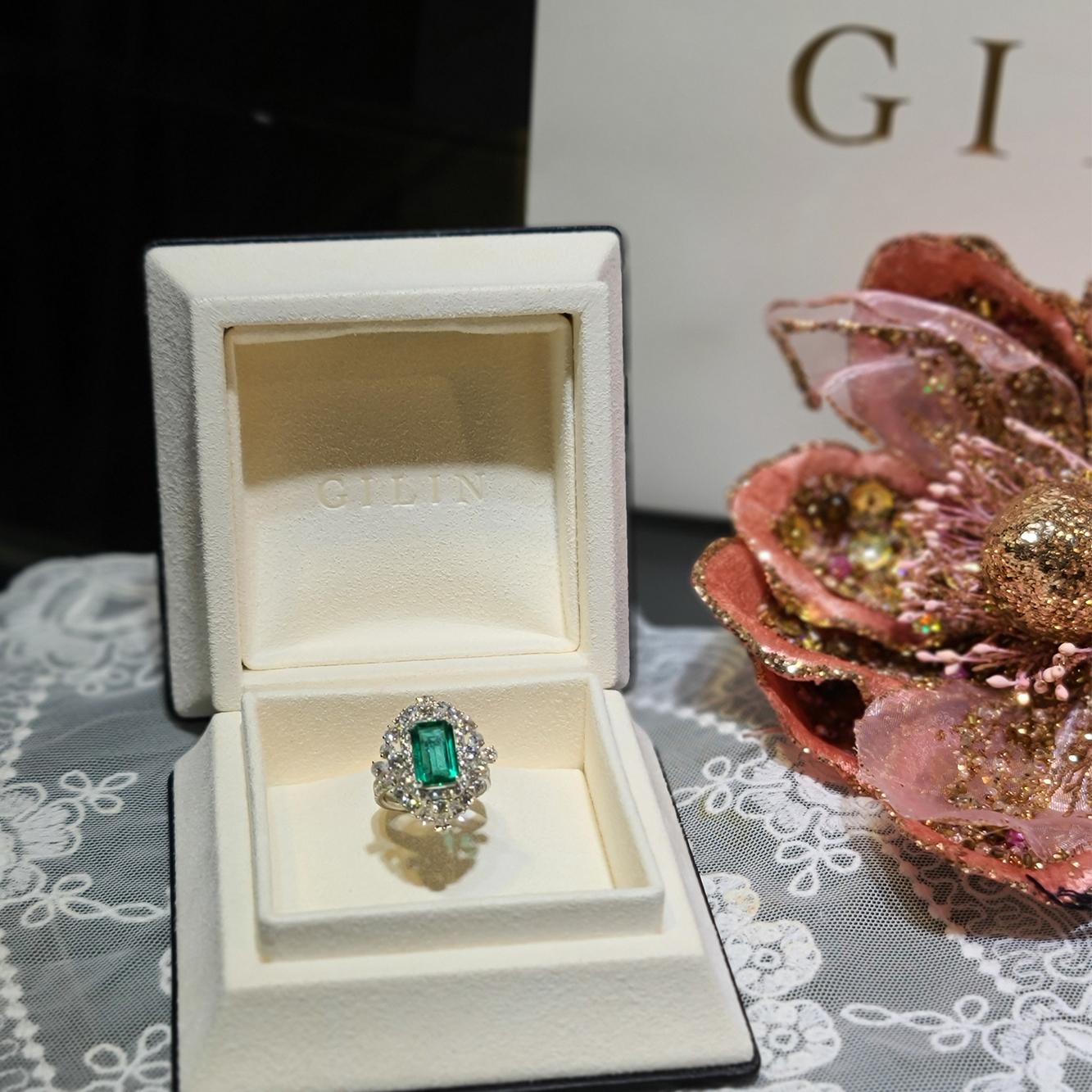 18 Karat White Gold 2.44 Carat Zambia Emerald Radiant Cut Diamond Cocktail Ring In New Condition For Sale In Central, HK