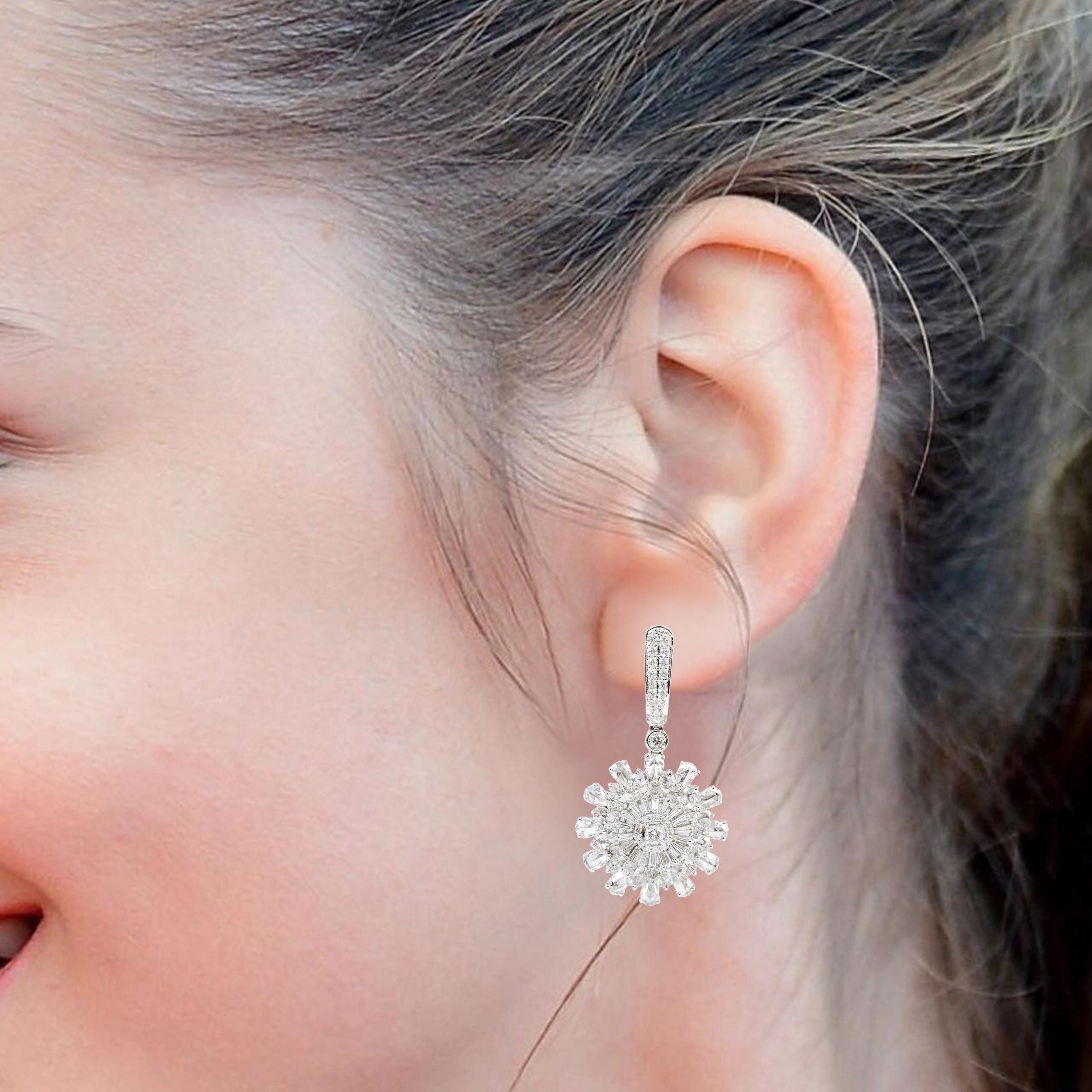 Moderne Pendants d'oreilles fantaisie en or blanc 18 carats avec diamants de 2,51 carats en vente