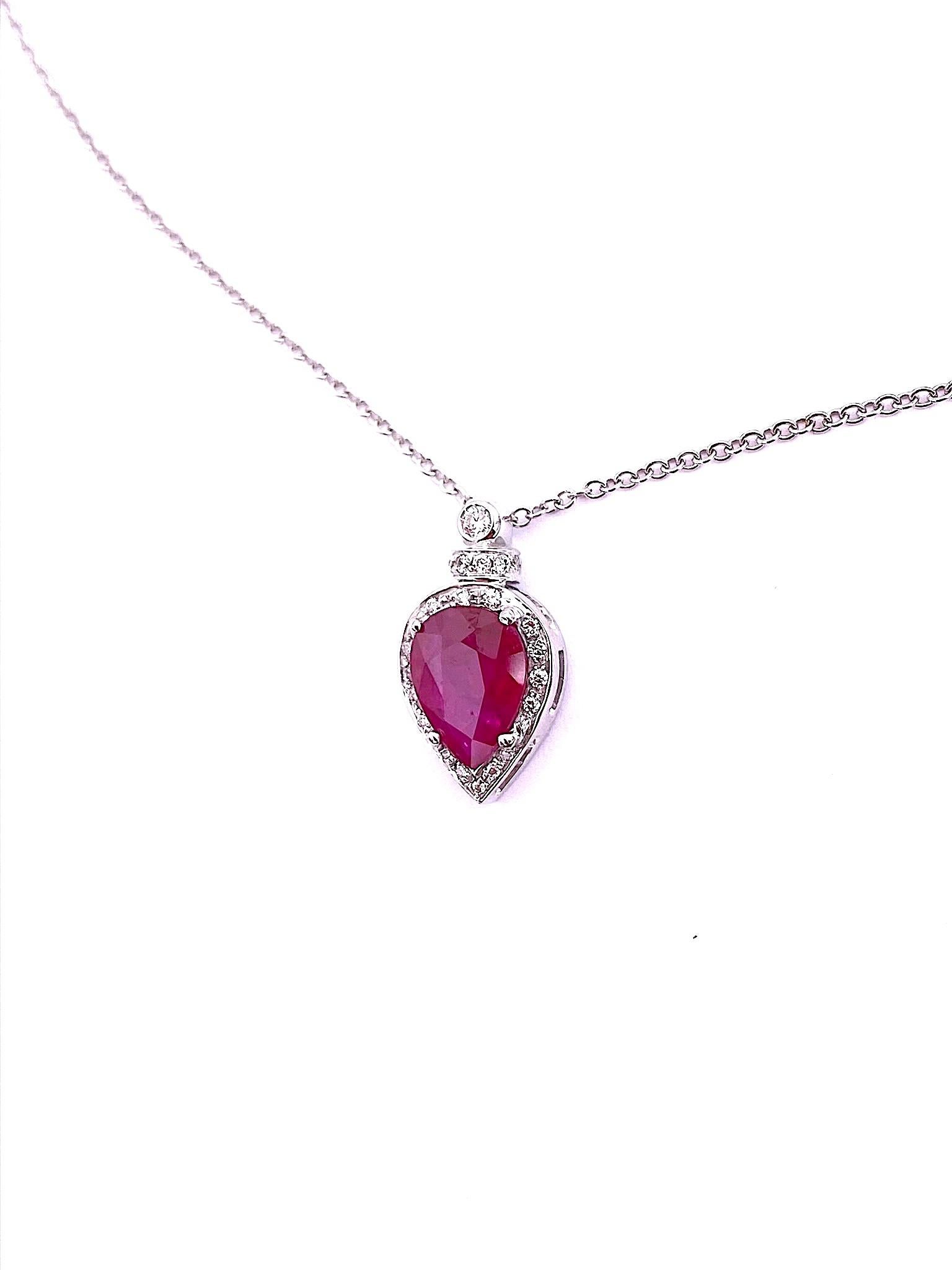 Brilliant Cut  2.60 Karat Ruby 0, 30 White Diamonds 18 Karat White Gold Chain Modern Necklace For Sale