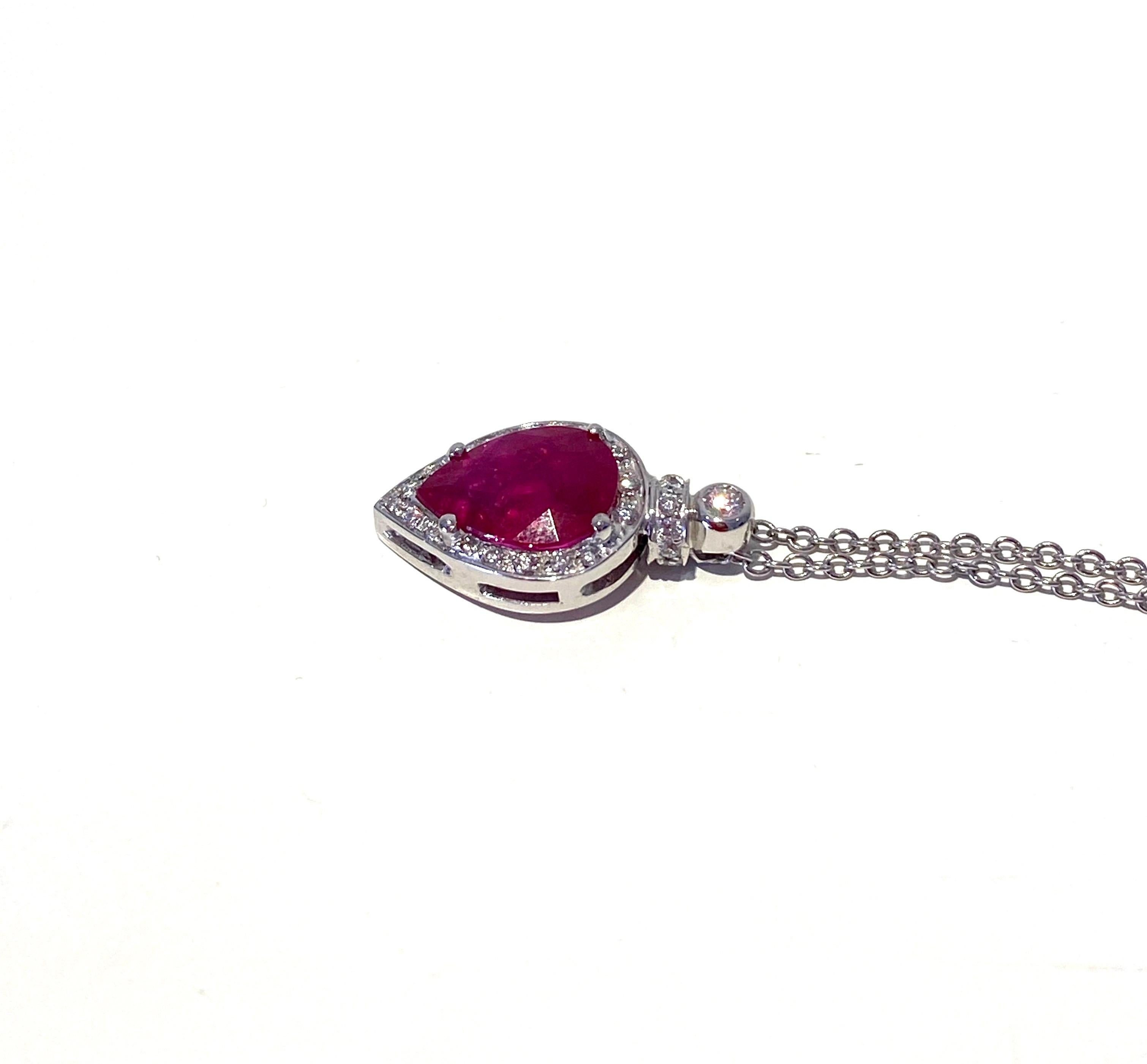  2.60 Karat Ruby 0, 30 White Diamonds 18 Karat White Gold Chain Modern Necklace For Sale 4