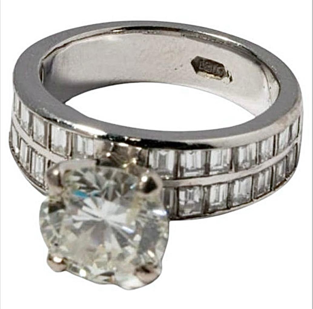 18 Karat White Gold, 2.62 Brilliant Cut Diamond 3.75 Total Carat Weight Ring For Sale 5