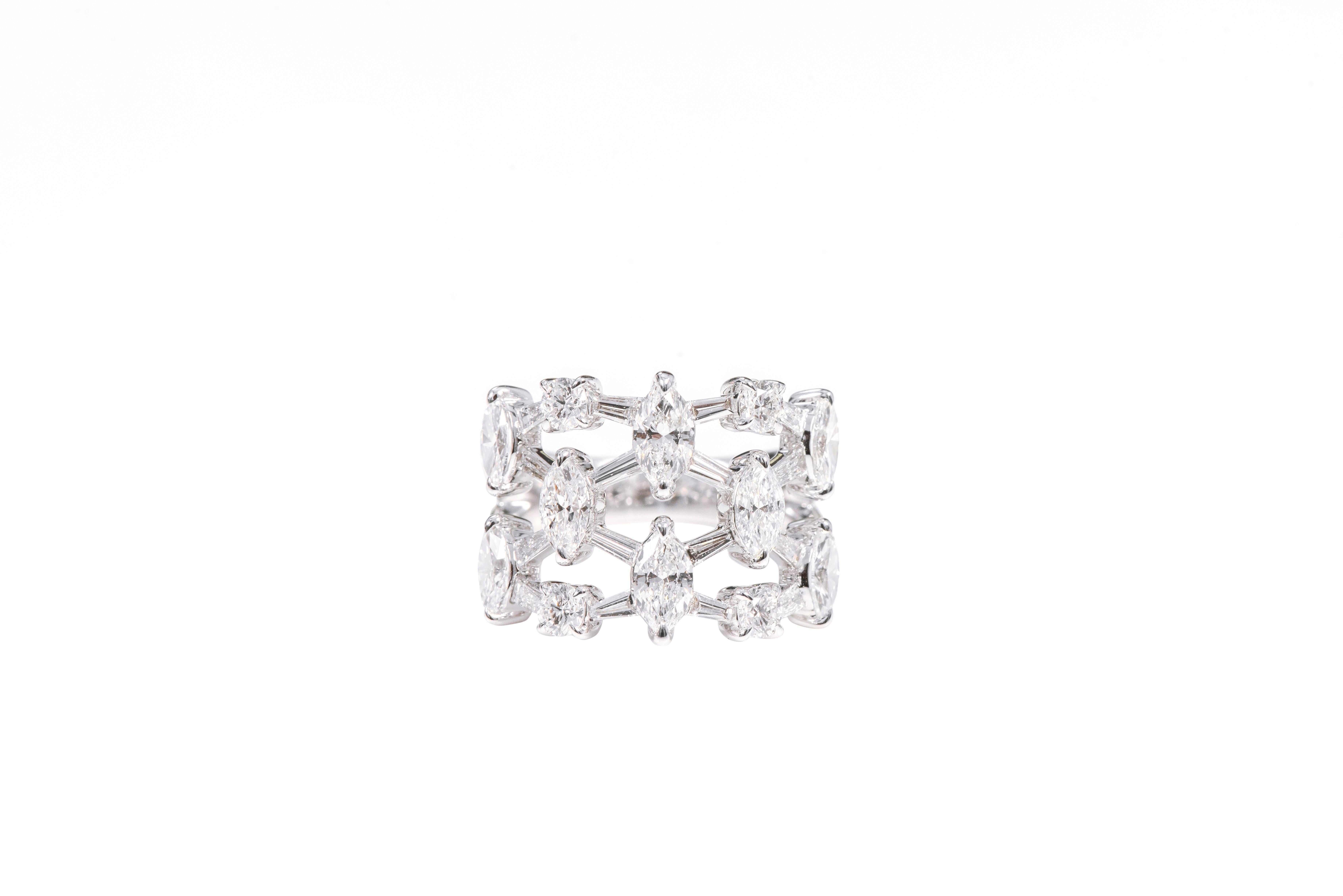 Bague cocktail en or blanc 18 carats avec demi-anneau en diamants de 2,63 carats Pour femmes en vente