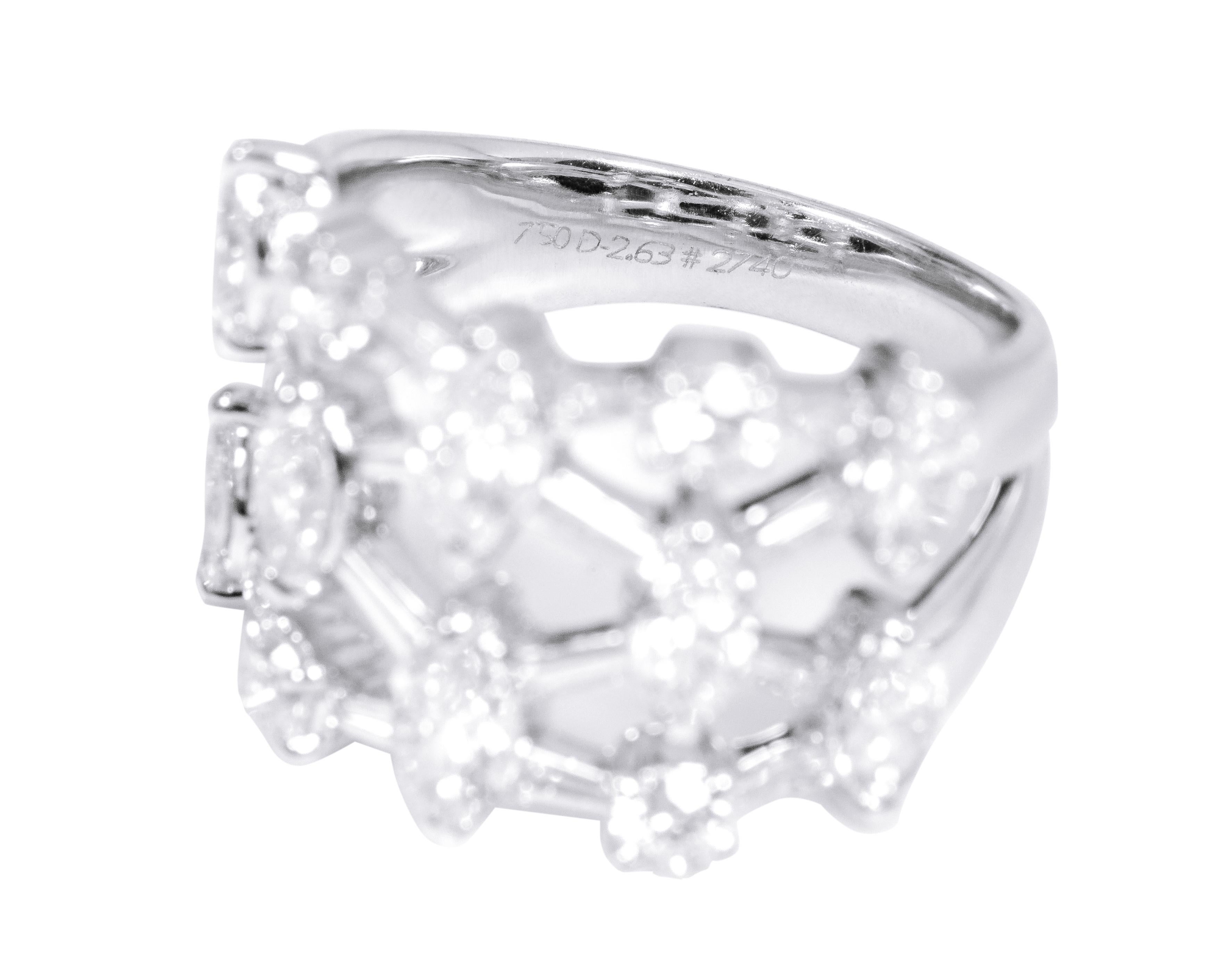 Bague cocktail en or blanc 18 carats avec demi-anneau en diamants de 2,63 carats en vente 2