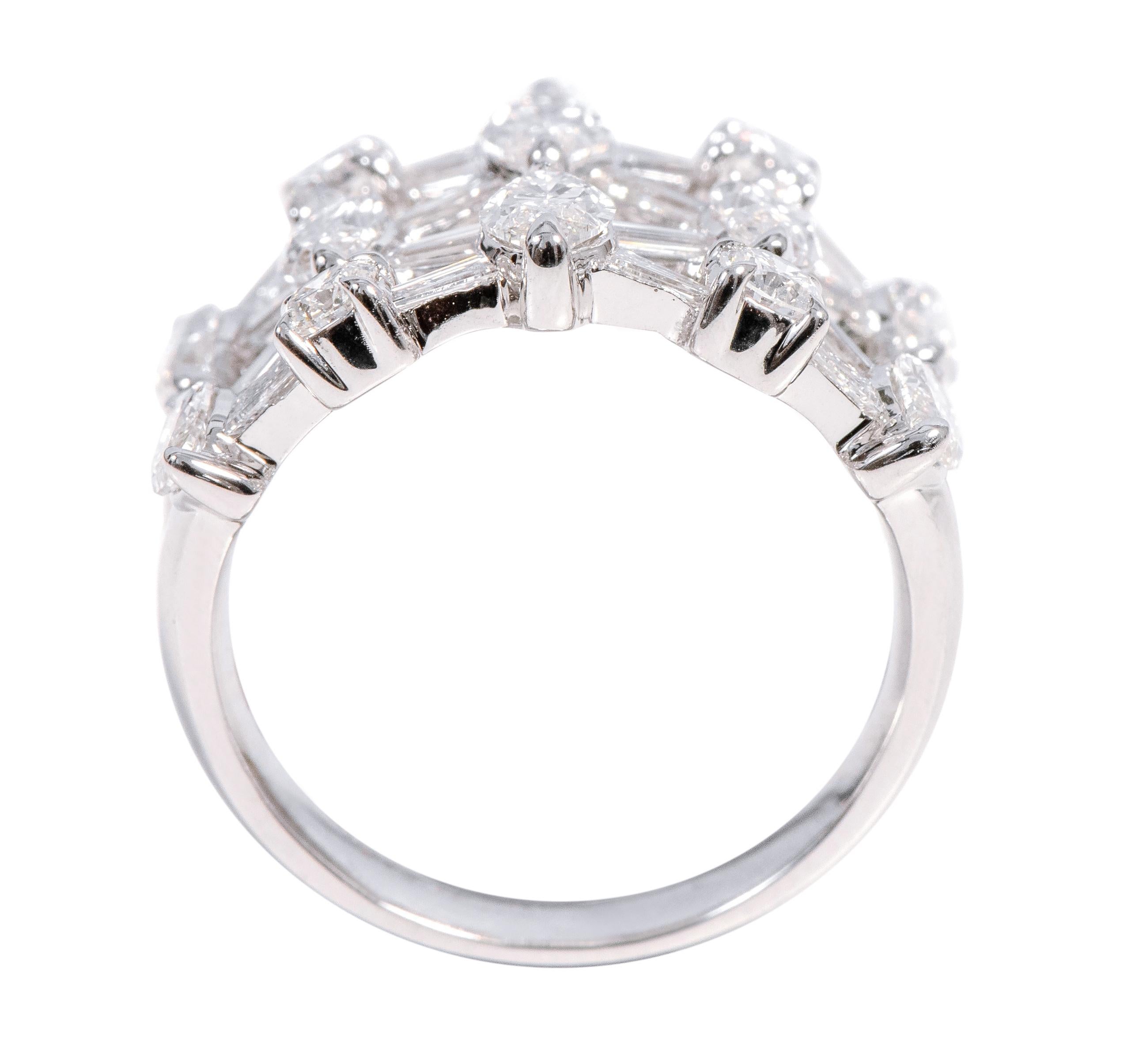 Bague cocktail en or blanc 18 carats avec demi-anneau en diamants de 2,63 carats en vente 1