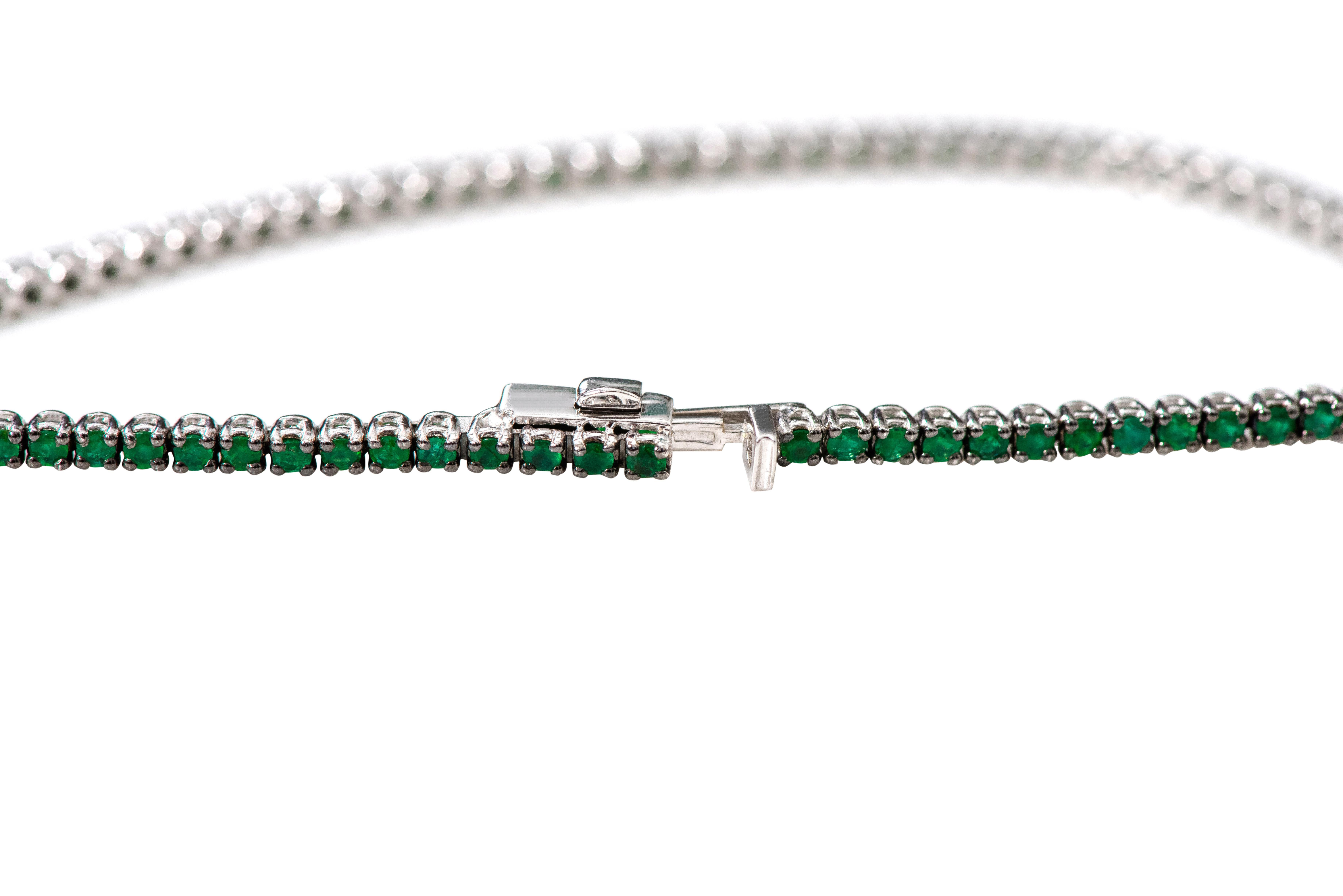 18 Karat White Gold 2.68 Carat Round-Cut Emerald Tennis Bracelet

This classy and elegant pine green emerald thin tennis bracelet is eternal. The tennis bracelet with identical size round solitaire emeralds with the perfect cut and crown is