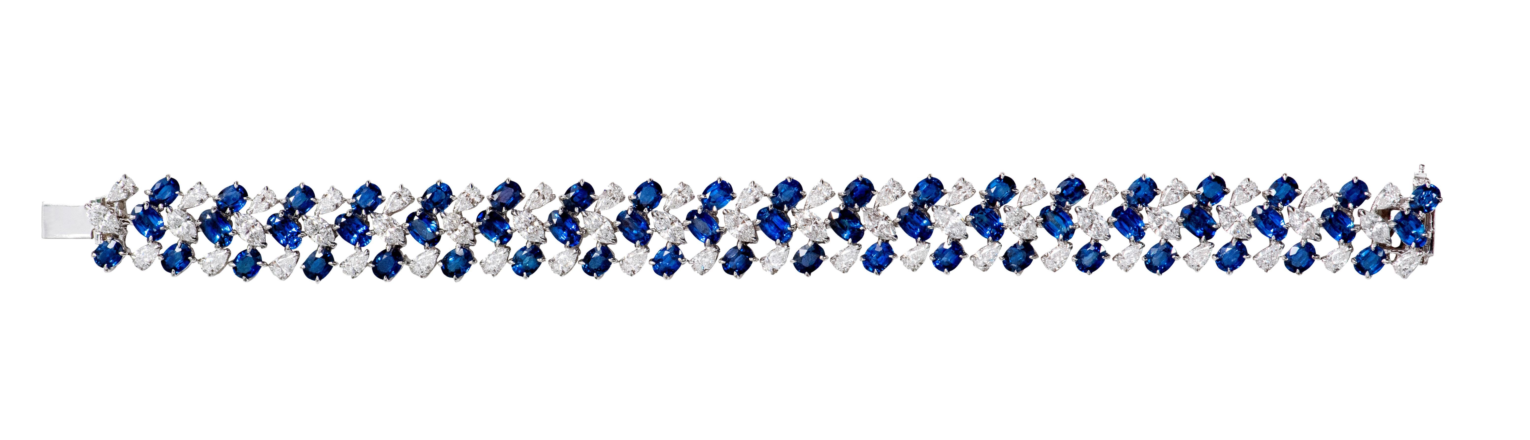 bracelet cocktail en or blanc 18 carats, 27,30 carats, saphir bleu et diamant

Ce glorieux bracelet large flexible en saphir bleu royal et diamant solitaire est sensationnel. Les saphirs solitaires de forme ovale et les diamants solitaires de forme