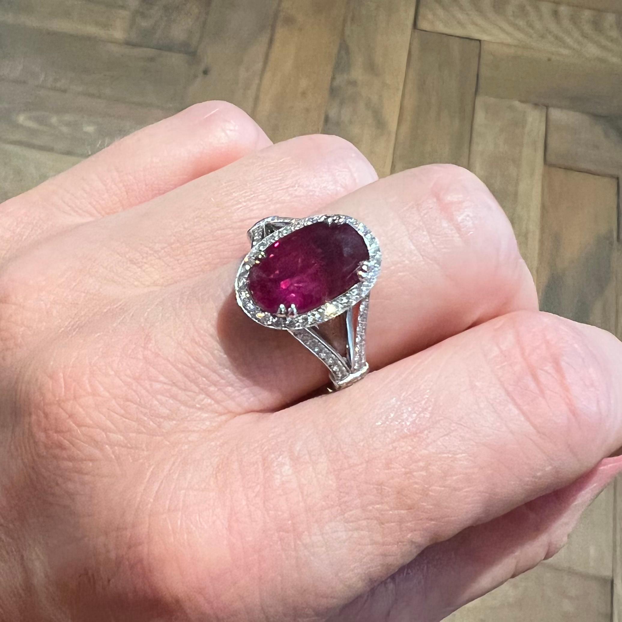 Bague de fiançailles en or blanc 18 carats avec rubis de 2,75 carats et diamants Excellent état - En vente à Zurich, CH