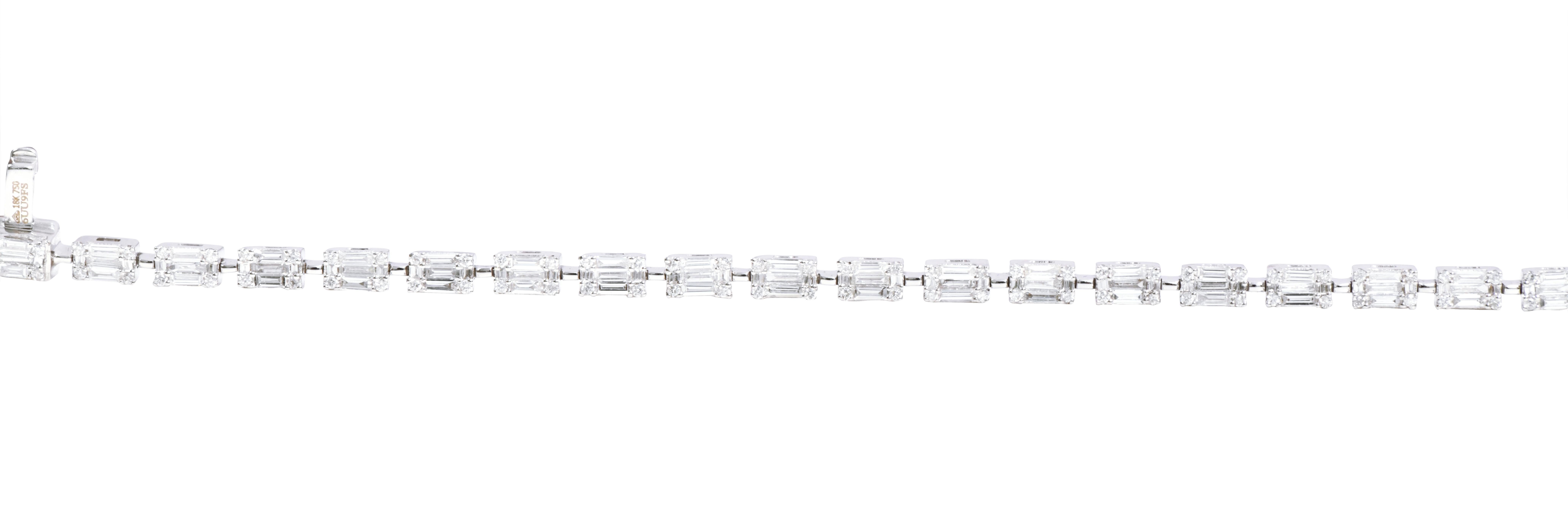 Contemporary 18 Karat White Gold 2.81 Carats Diamond Tennis Bracelet For Sale