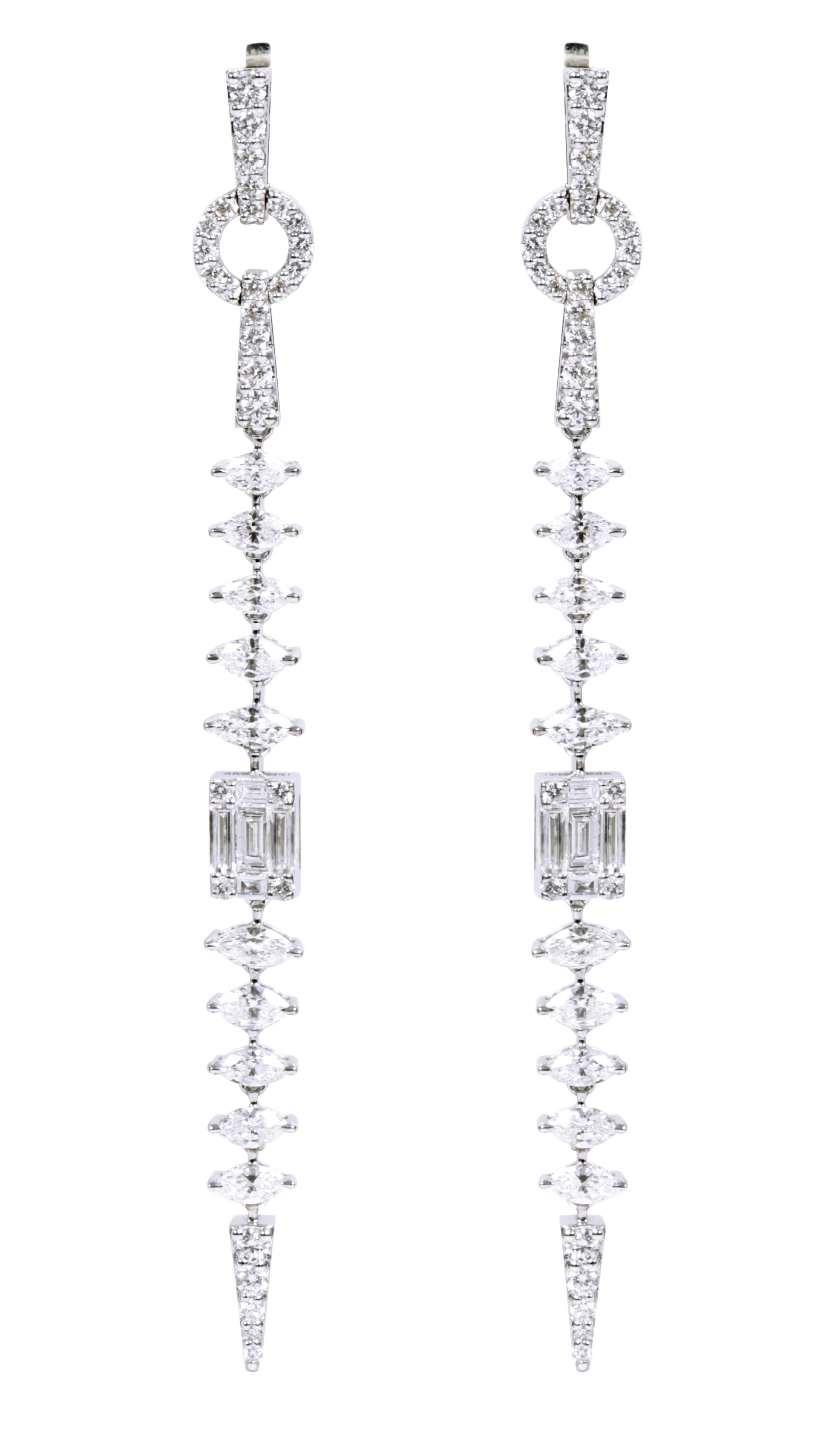 Contemporary 18 Karat White Gold 2.84 Carat Diamonds Cocktail Dangle Earrings For Sale