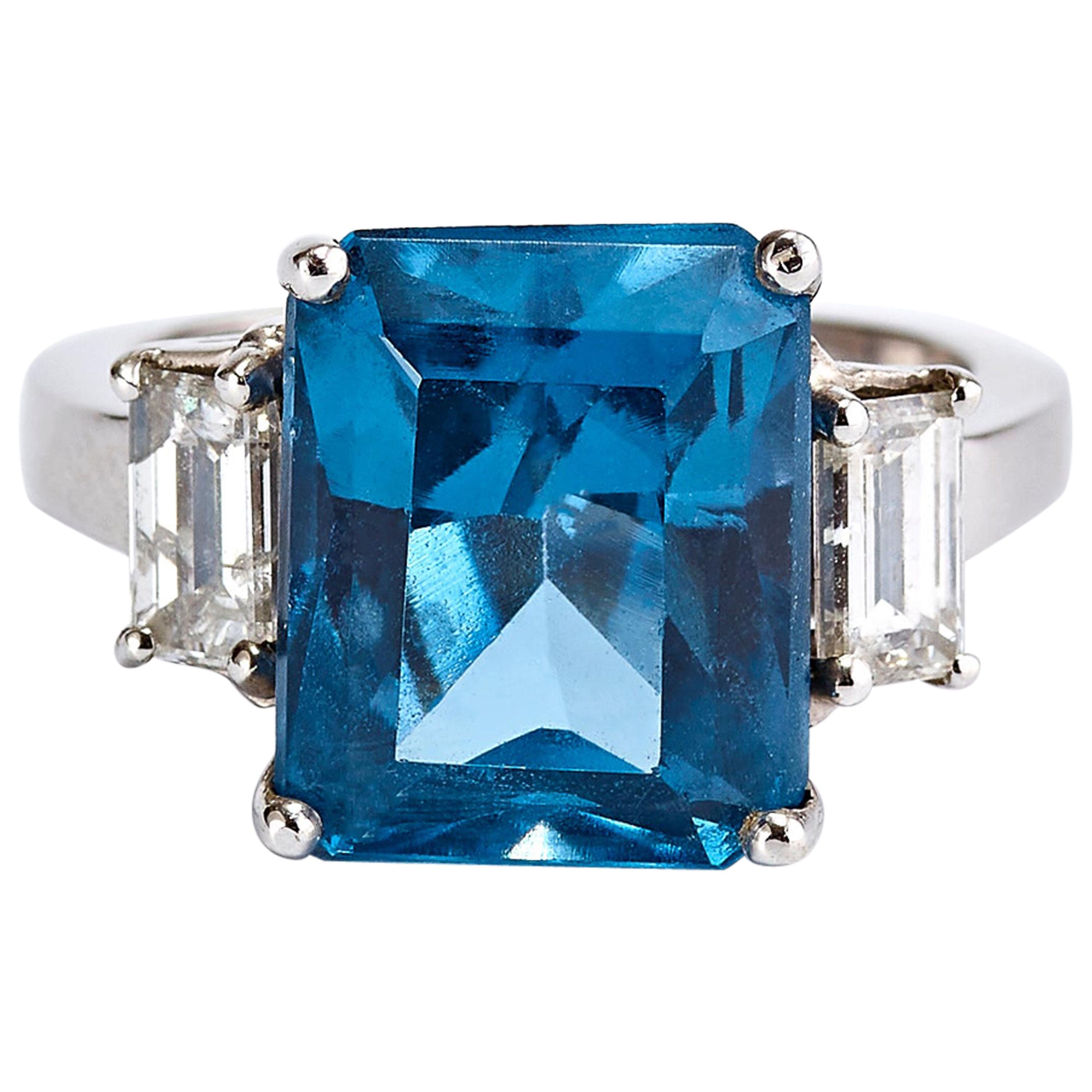 18 Karat White Gold 3-Stone Ring with Aquamarine and Diamonds For Sale