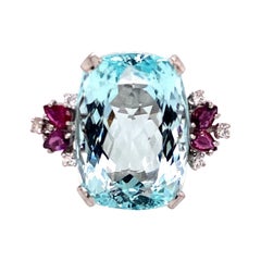 Bague cocktail en or blanc 18 carats, aigue-marine 30 carats, diamants et rubis