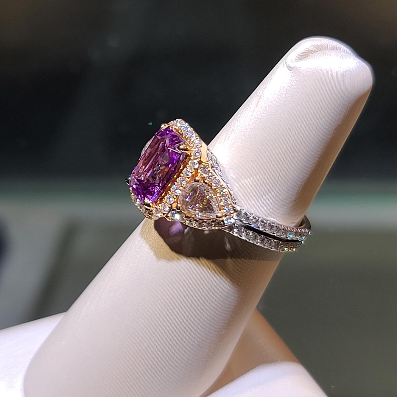 Modern 18 Karat White Gold 3.02 Carat No Heat purple Sapphire Diamond Ring For Sale